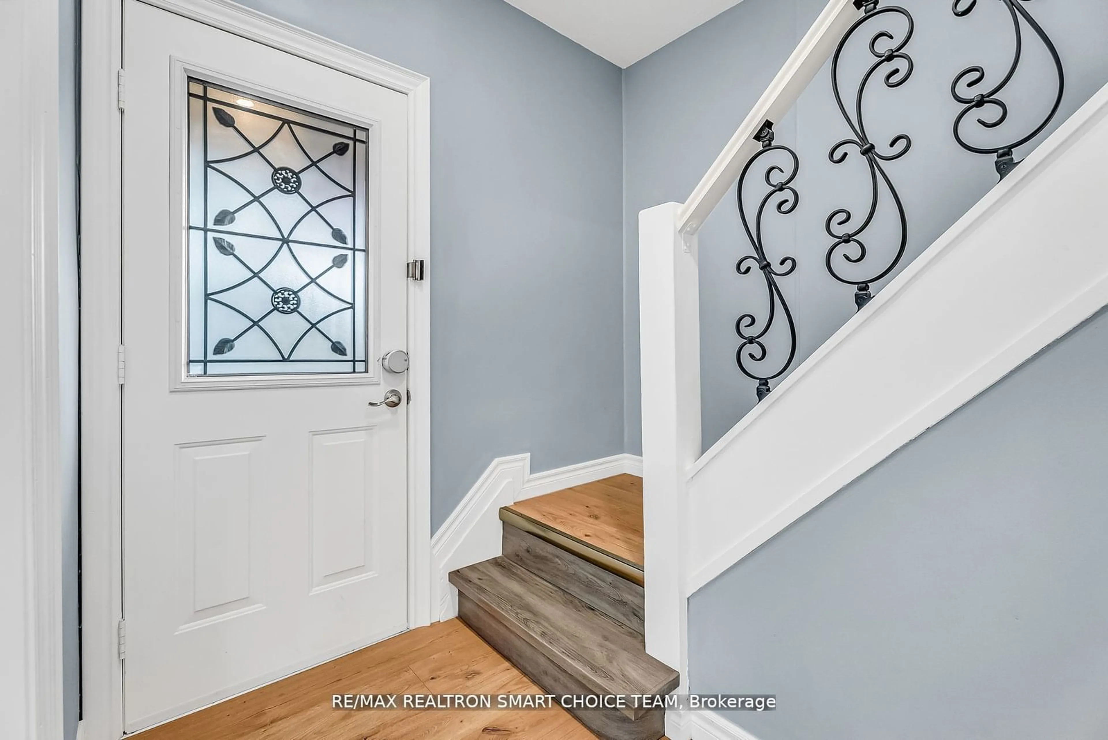 Indoor entryway for 238 Dearborn Ave, Oshawa Ontario L1G 4Z4