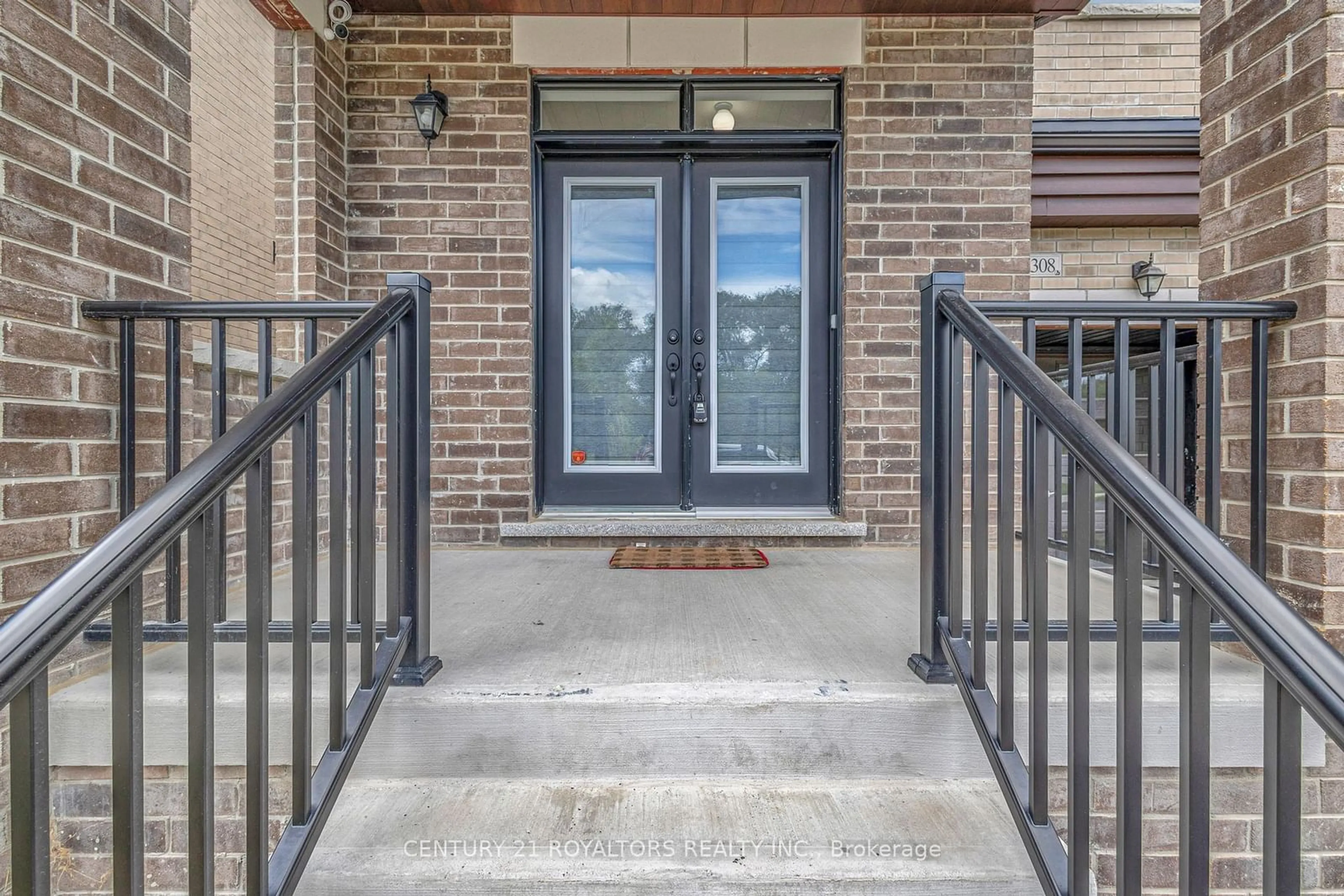 Indoor entryway for 1308 Klondike Dr, Oshawa Ontario L1H 8L7