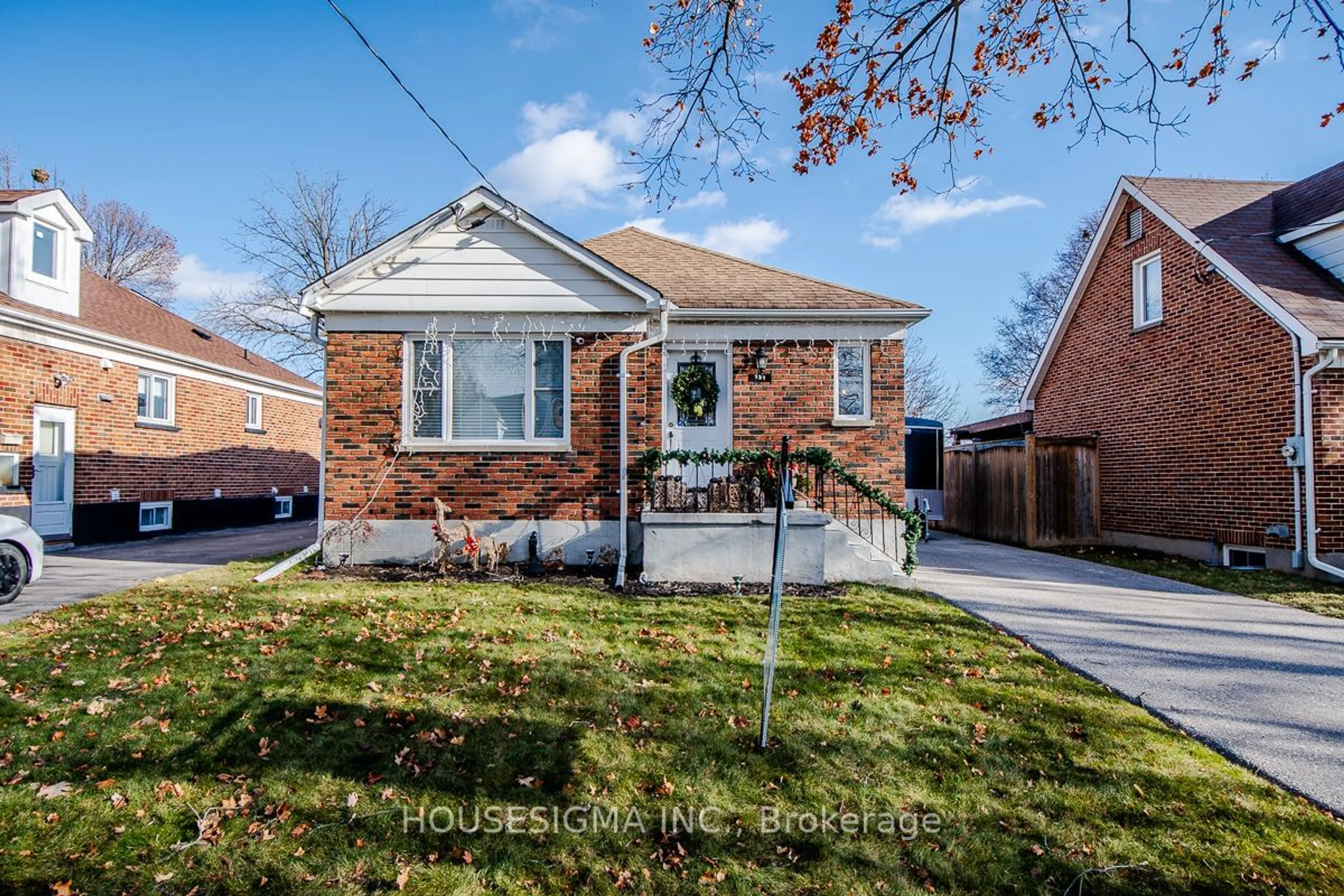 Home with brick exterior material, street for 131 Highland Ave, Oshawa Ontario L1H 6A5