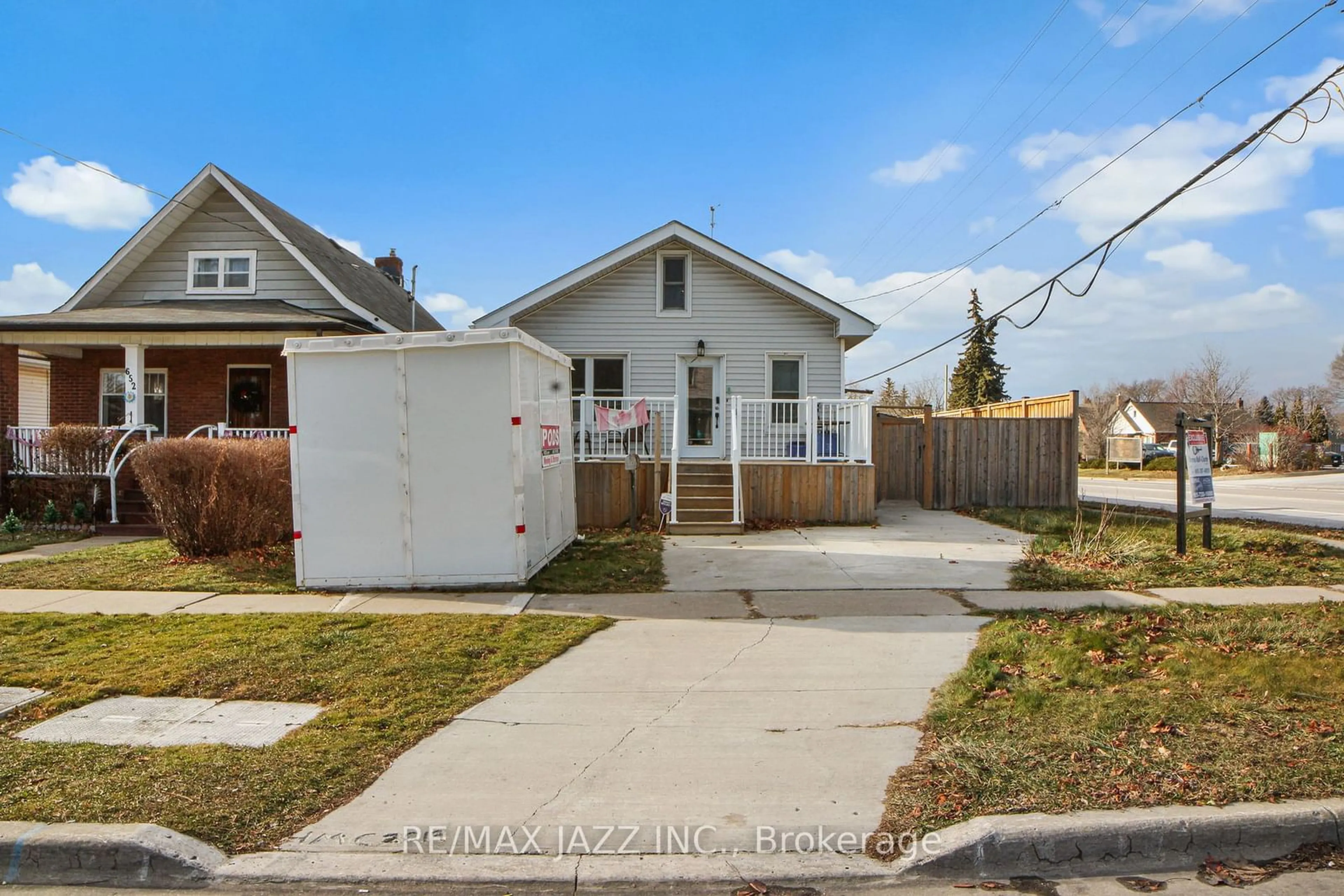 A pic from outside/outdoor area/front of a property/back of a property/a pic from drone, street for 656 Hortop St, Oshawa Ontario L1G 4N5