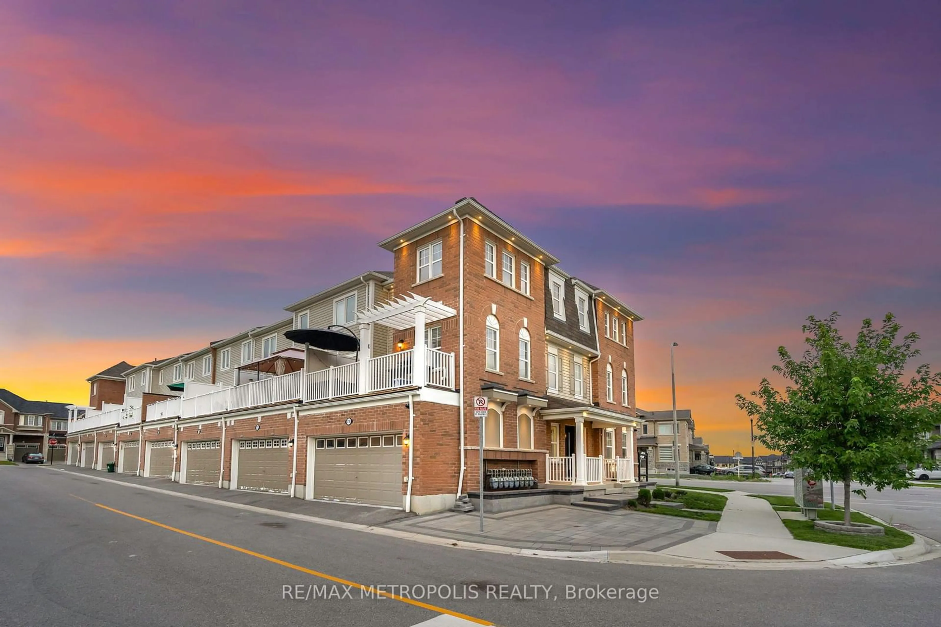 A pic from outside/outdoor area/front of a property/back of a property/a pic from drone, building for 2700 Burkholder Dr, Pickering Ontario L1X 0G2