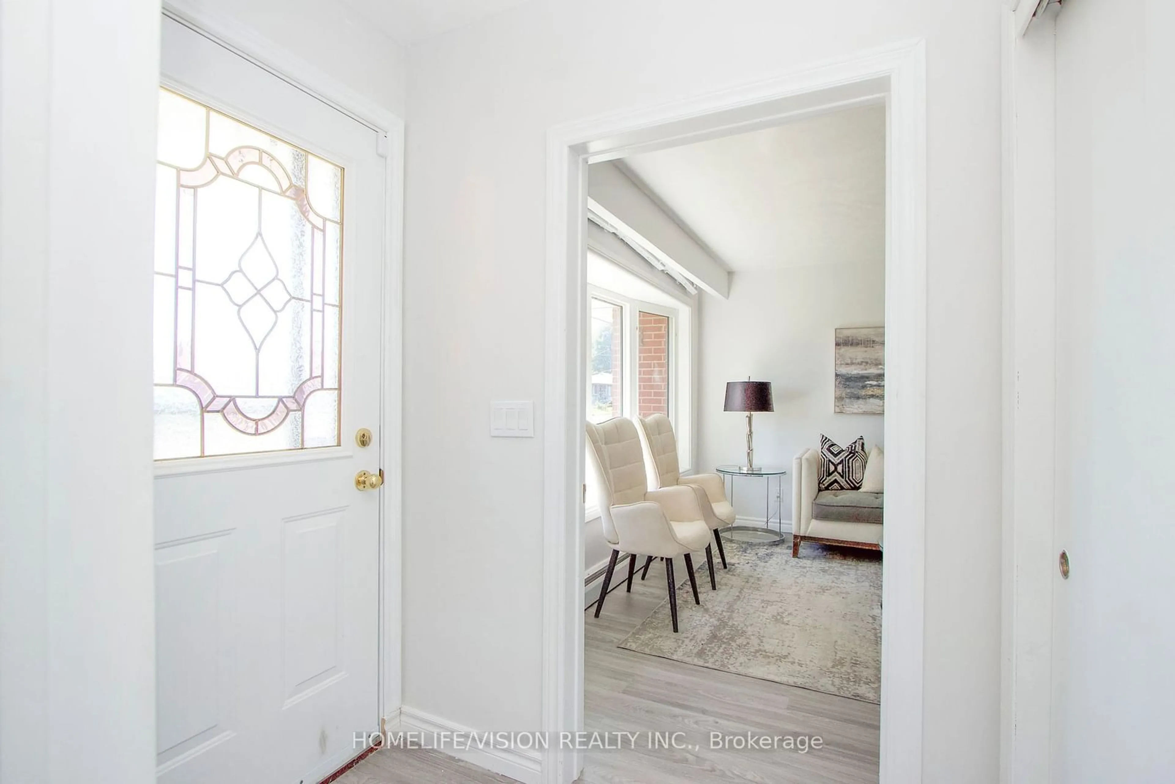 Indoor entryway for 530 Dean Ave, Oshawa Ontario L1H 3E5