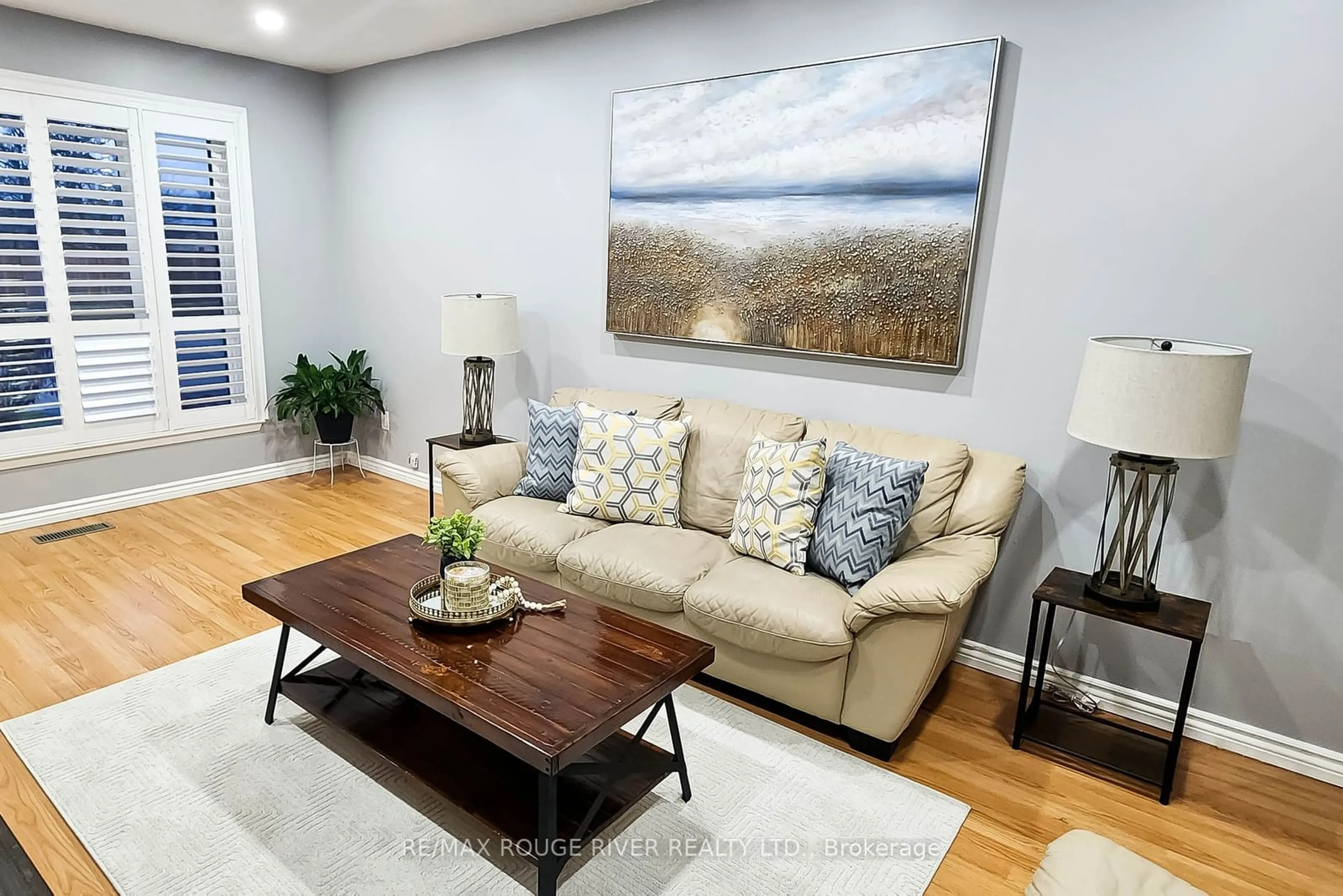 Living room with furniture, wood/laminate floor for 12 Bushwood Crt, Toronto Ontario M1B 2T1