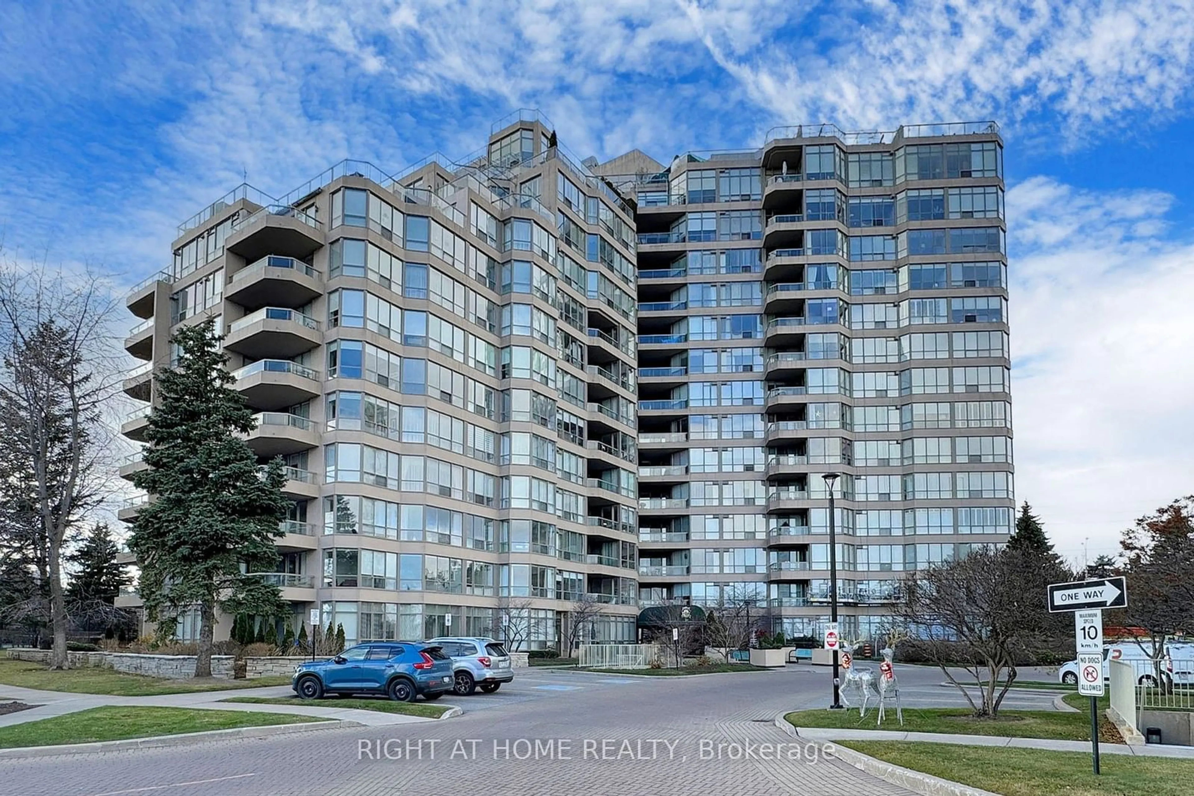 A pic from outside/outdoor area/front of a property/back of a property/a pic from drone, building for 10 Guildwood Pkwy #1131, Toronto Ontario M1E 5B5