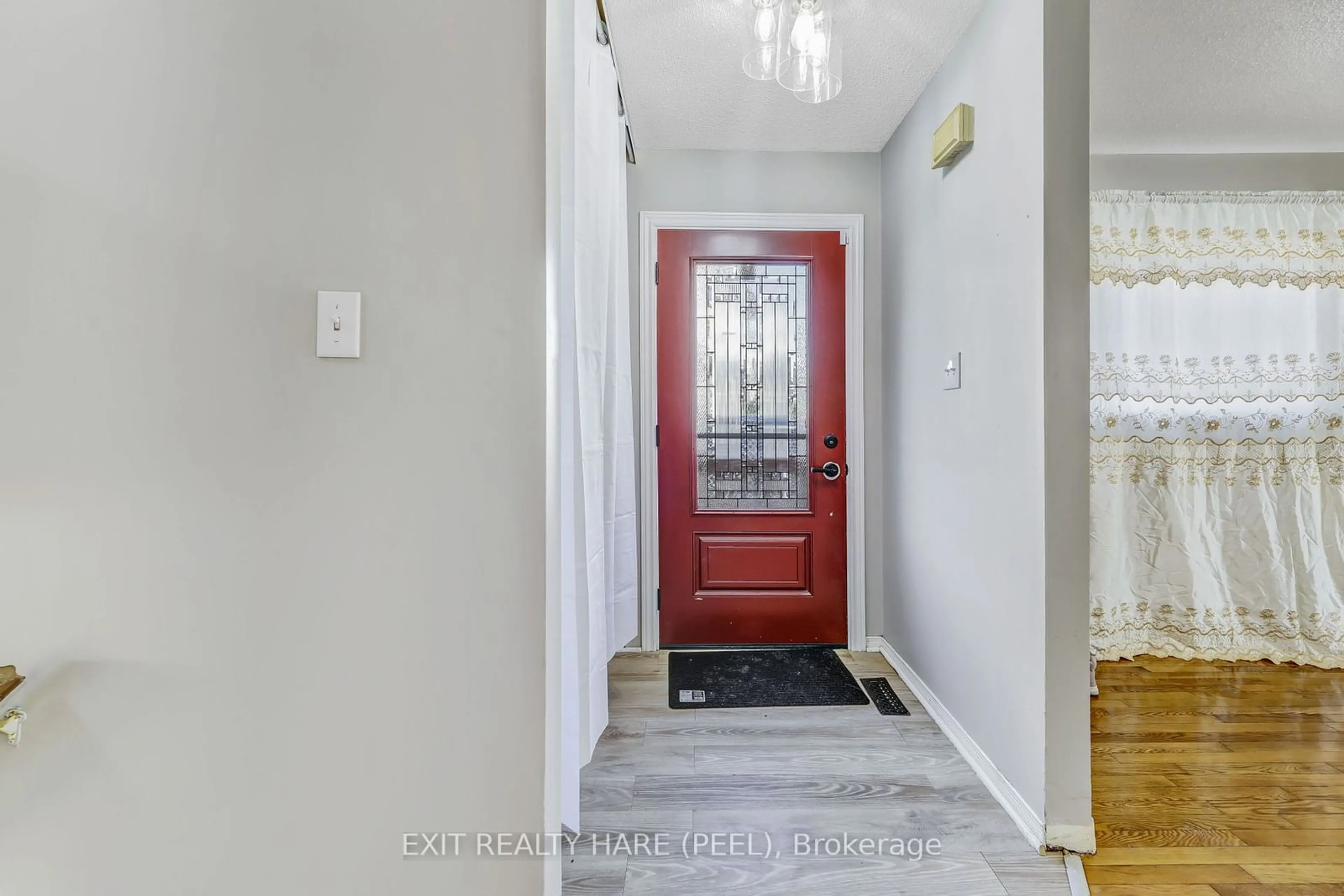 Indoor entryway for 376 Calvert Crt, Oshawa Ontario L1J 6X7