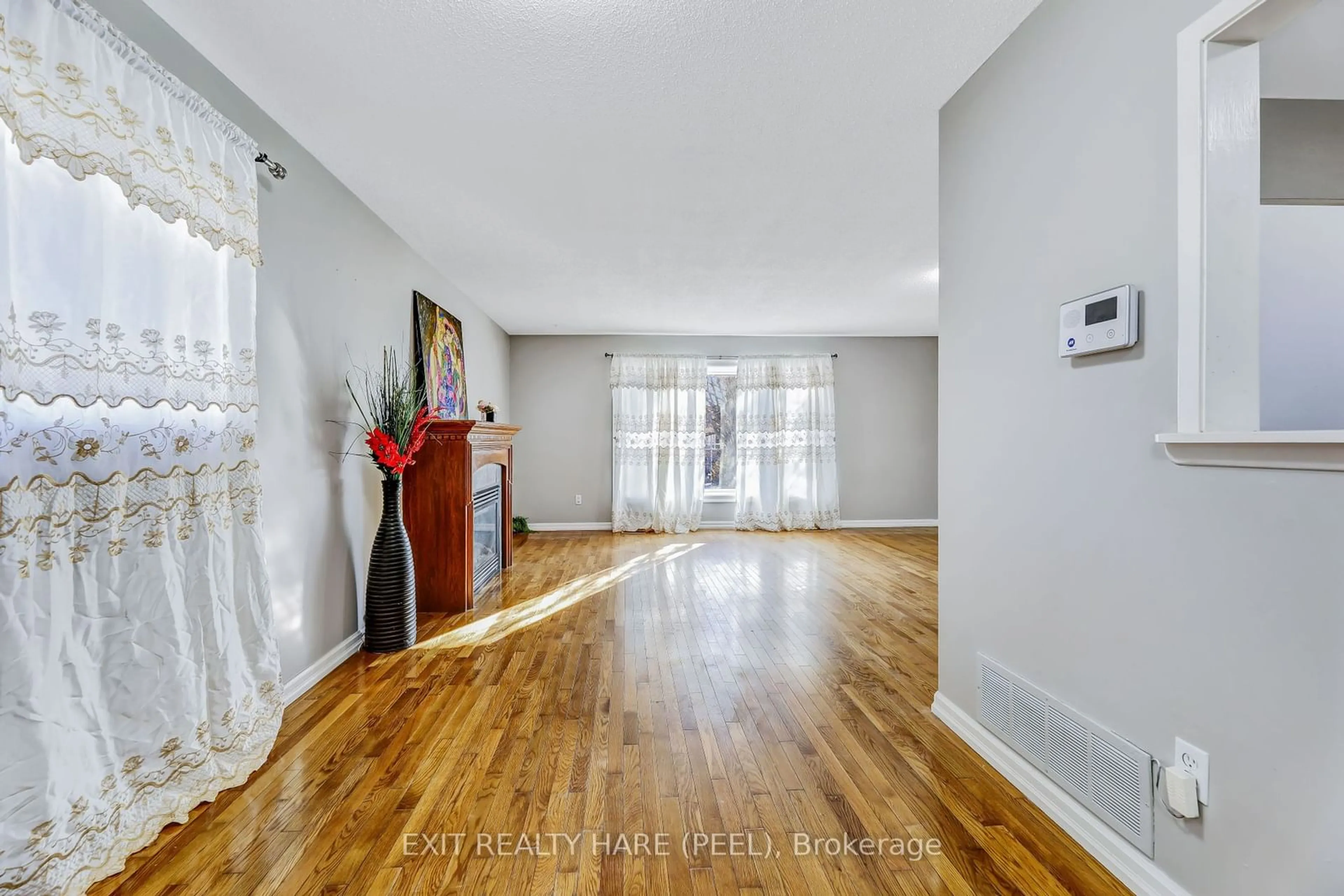 Indoor foyer for 376 Calvert Crt, Oshawa Ontario L1J 6X7