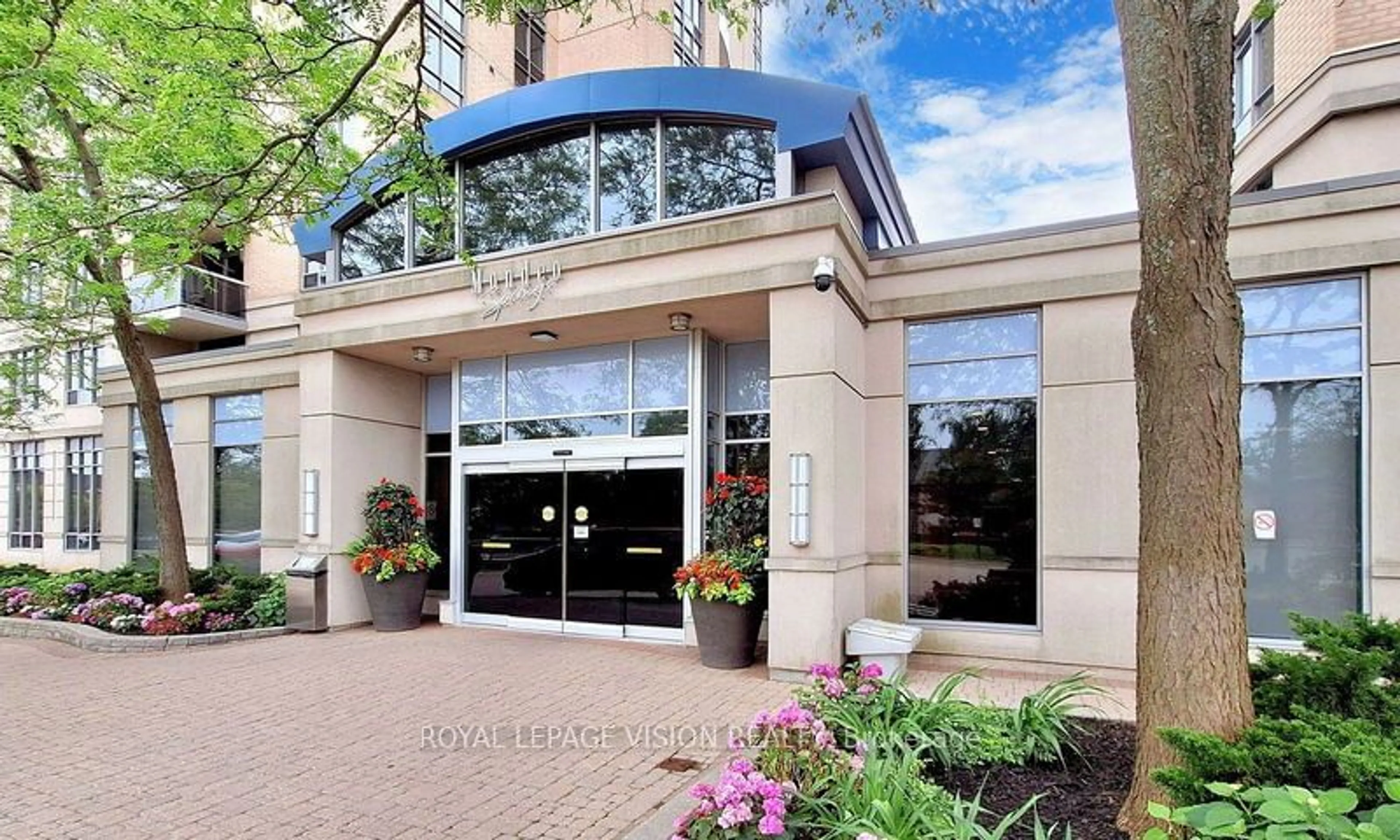 Indoor foyer for 18 Mondeo Dr #726, Toronto Ontario M1P 5C8