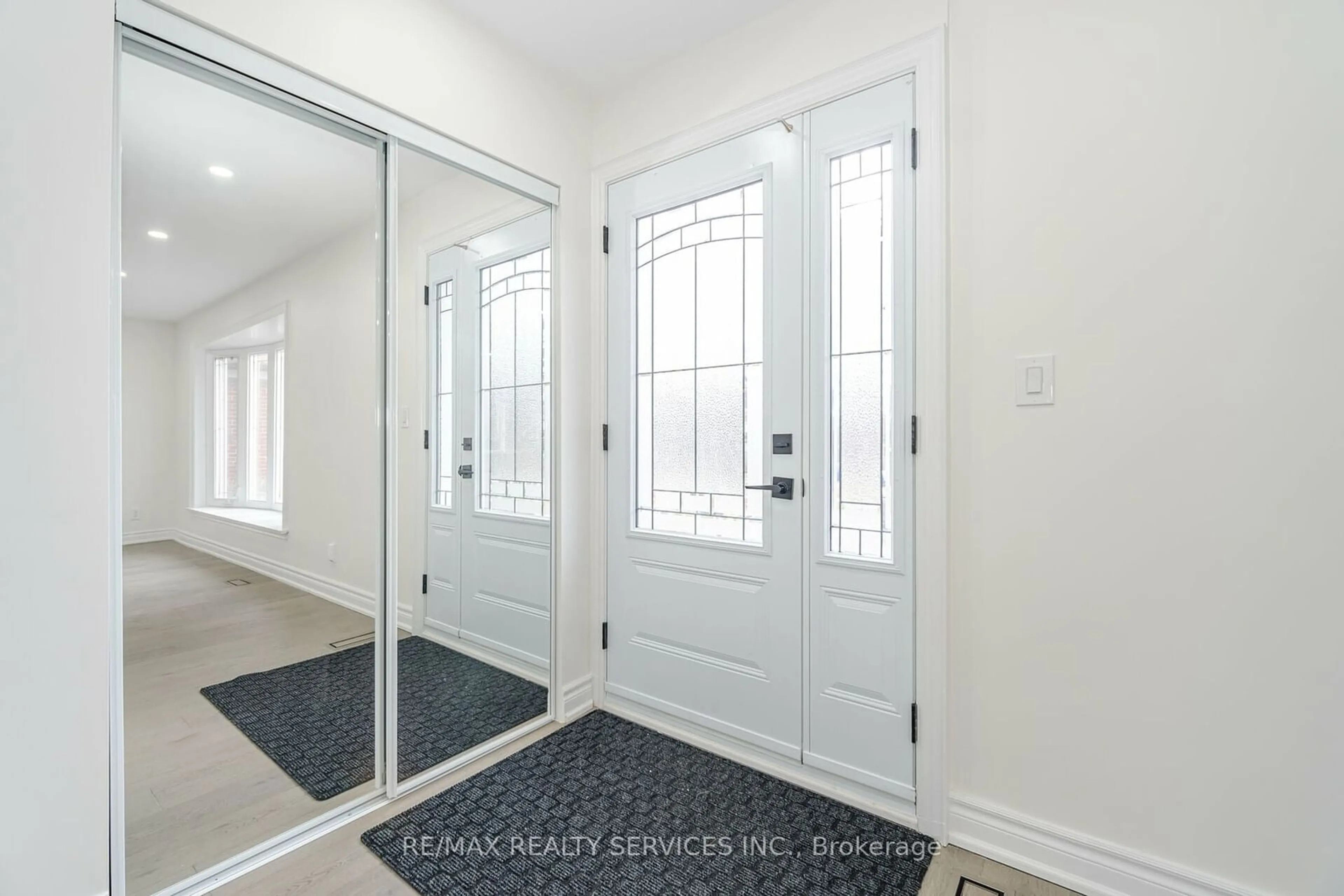 Indoor entryway for 18 Marawa Crt, Toronto Ontario M1G 3A9