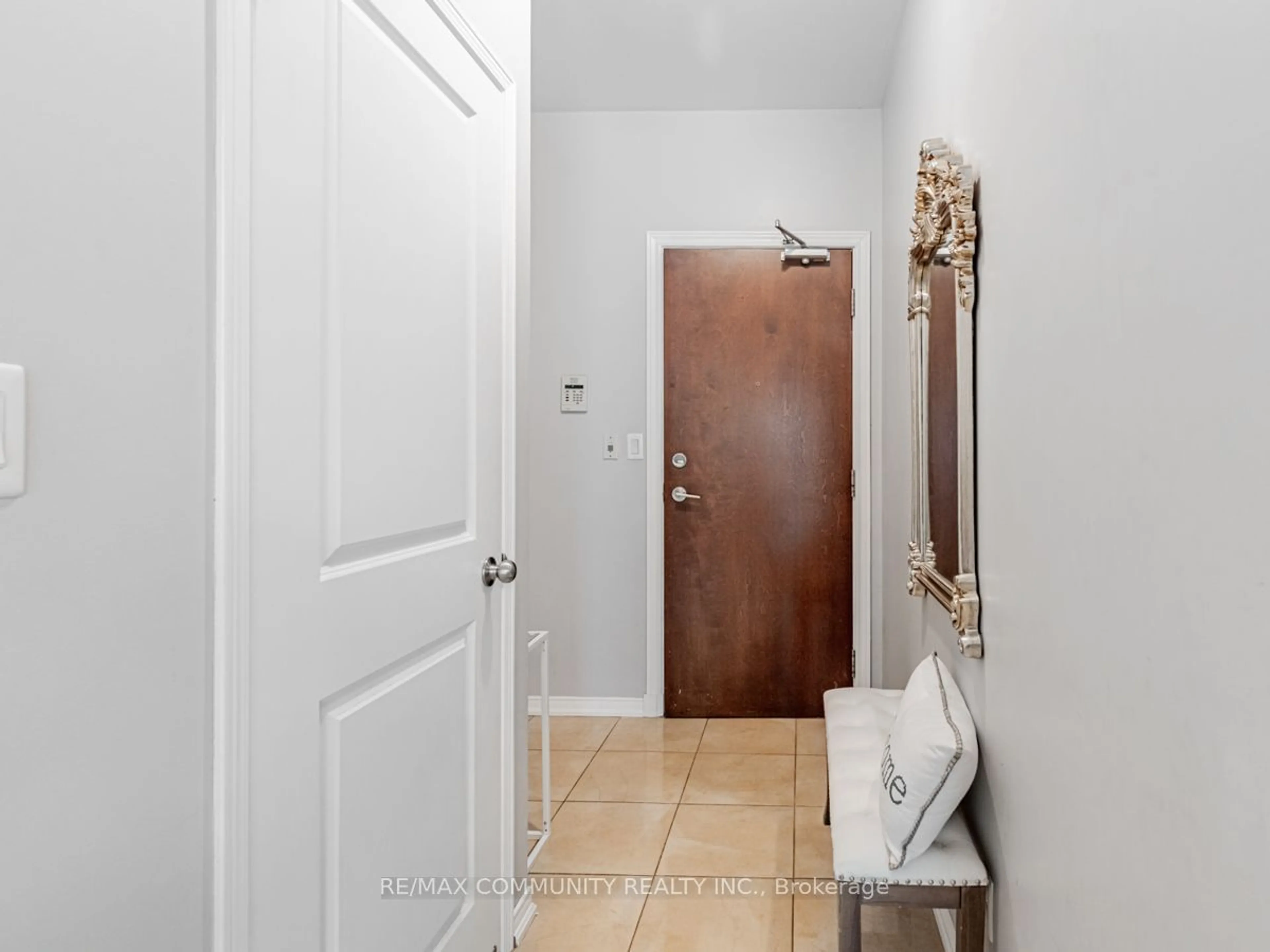 Indoor entryway for 8 Rosebank Dr #A, Toronto Ontario M1B 5Z3