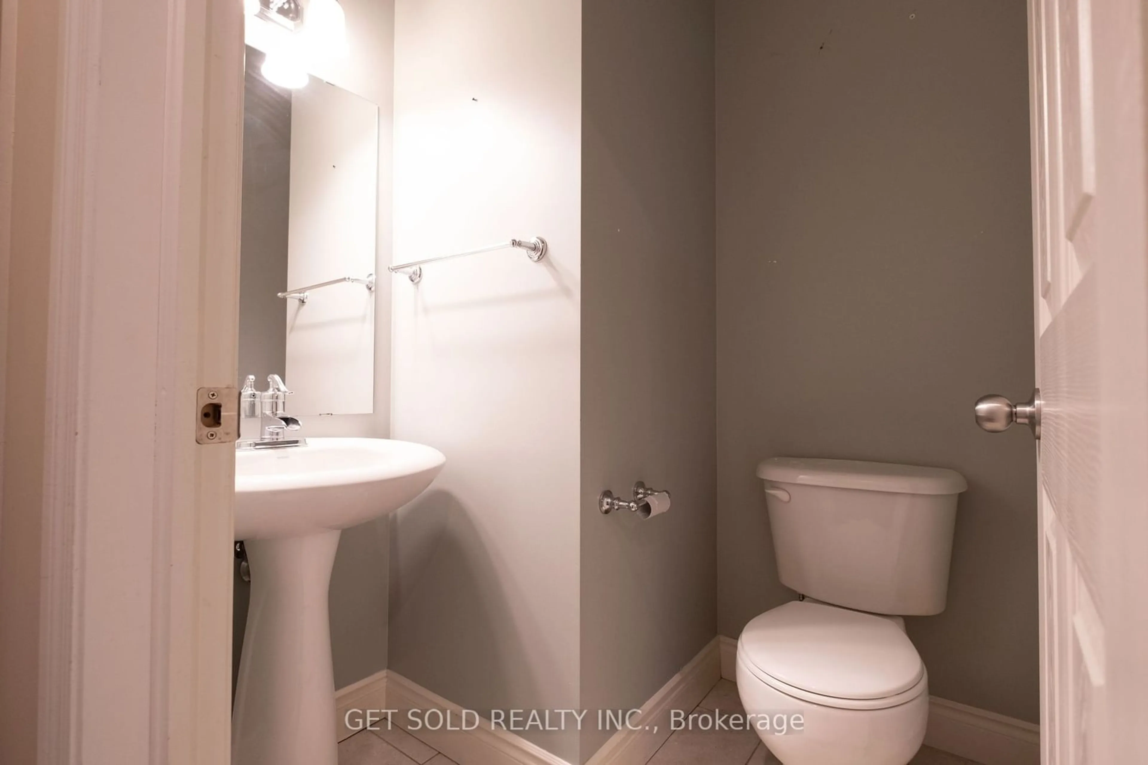 Standard bathroom, unknown for 369 Travail Ave, Oshawa Ontario L1L 0B1