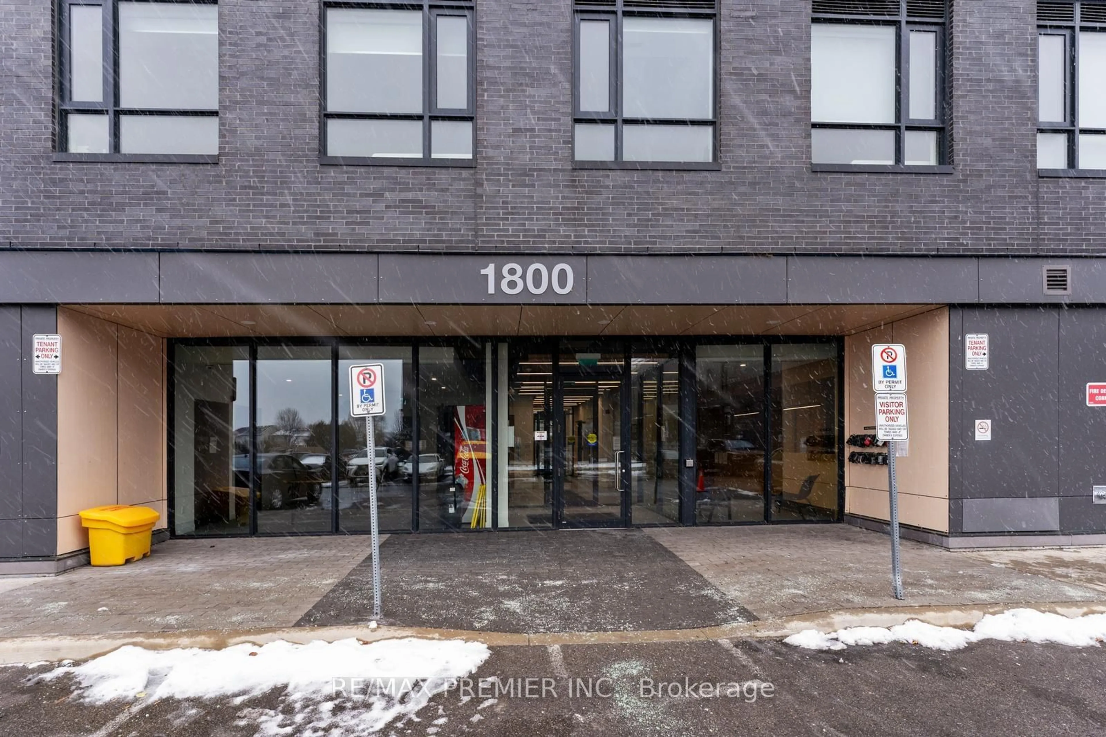 Indoor foyer for 1800 Simcoe St #212, Oshawa Ontario L1G 0C2