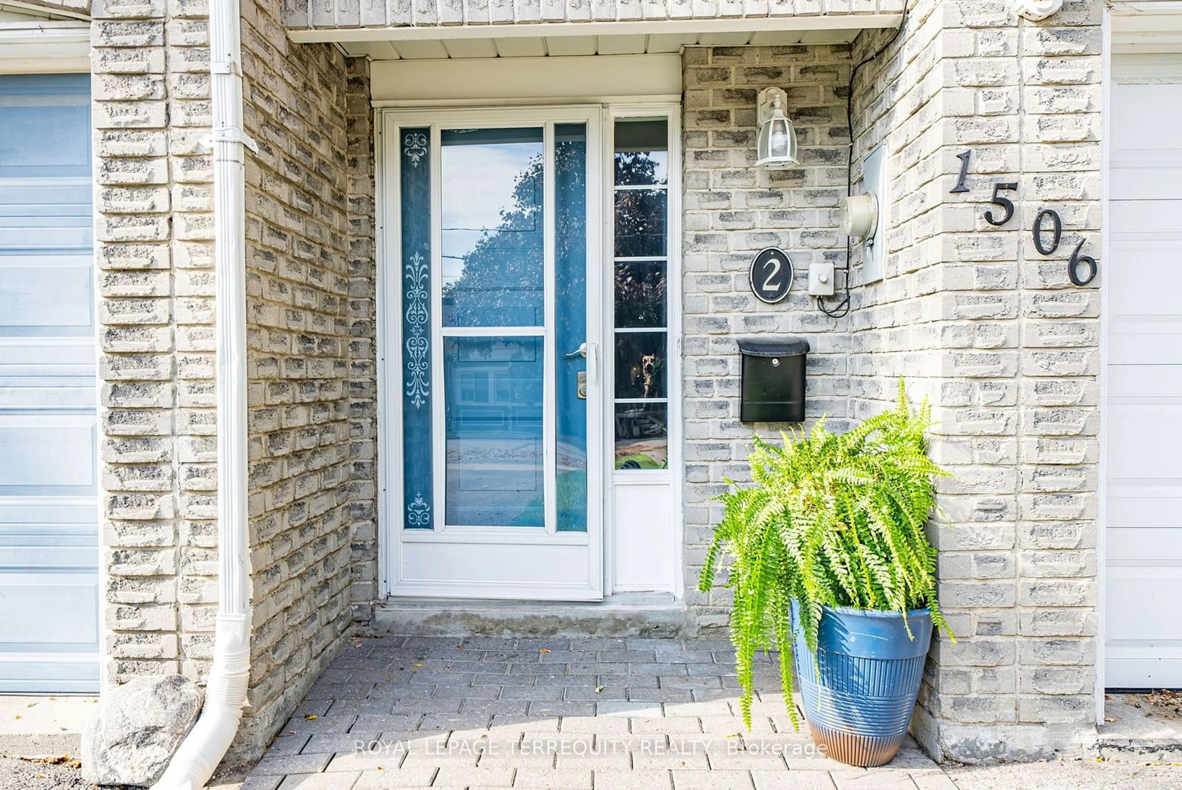 Indoor entryway for 1506 Dufferin St #2, Whitby Ontario L1N 1B2