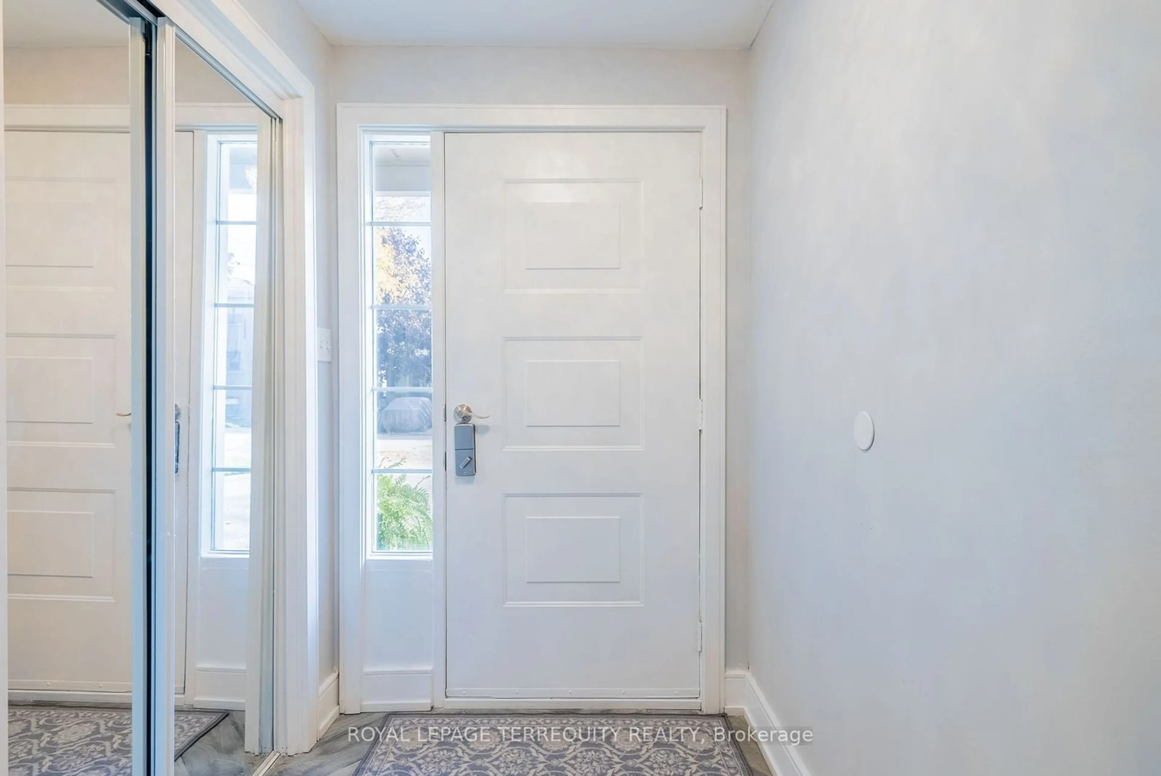 Indoor entryway for 1506 Dufferin St #2, Whitby Ontario L1N 1B2