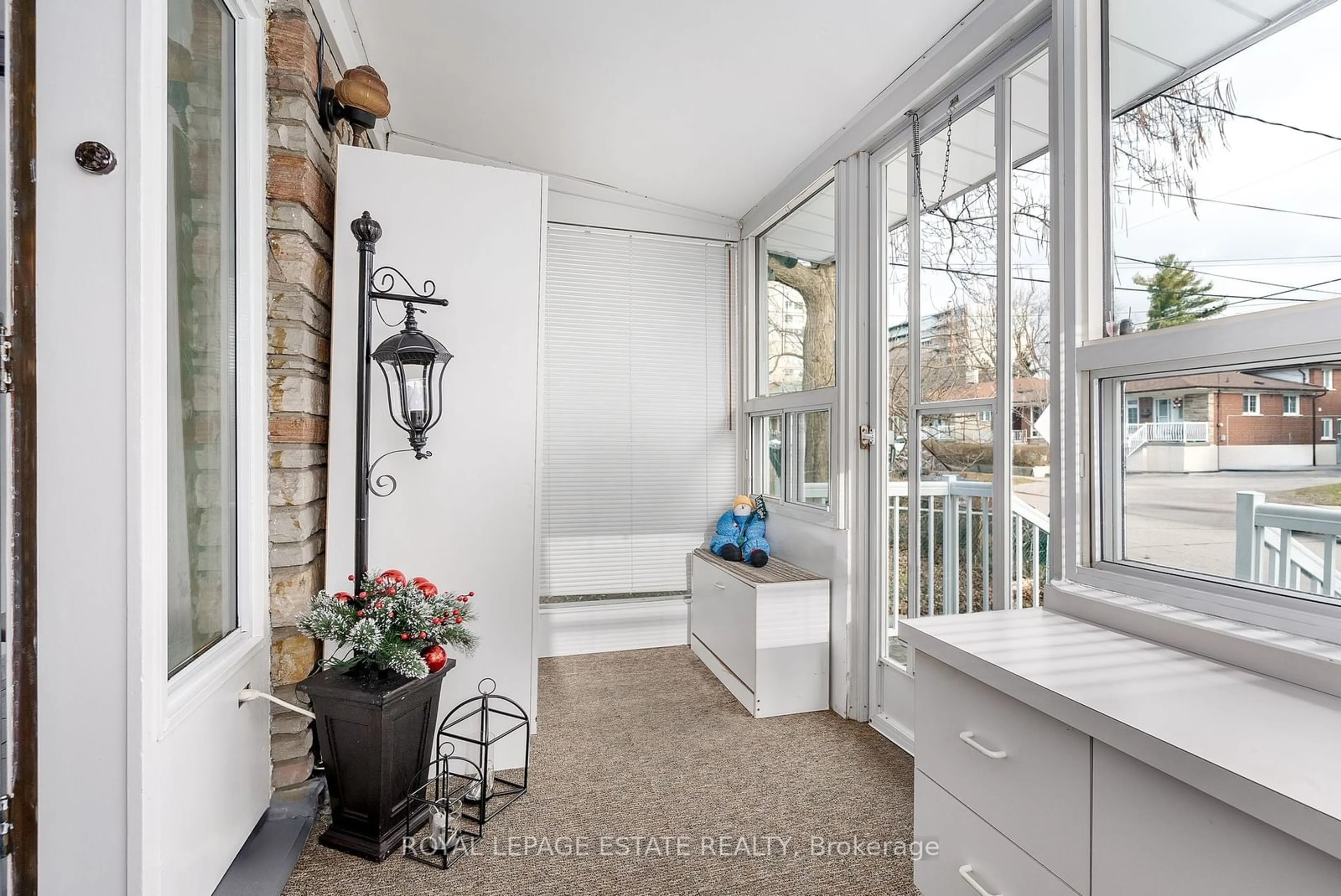 Indoor entryway for 82 Lochleven Dr, Toronto Ontario M1M 2Z3