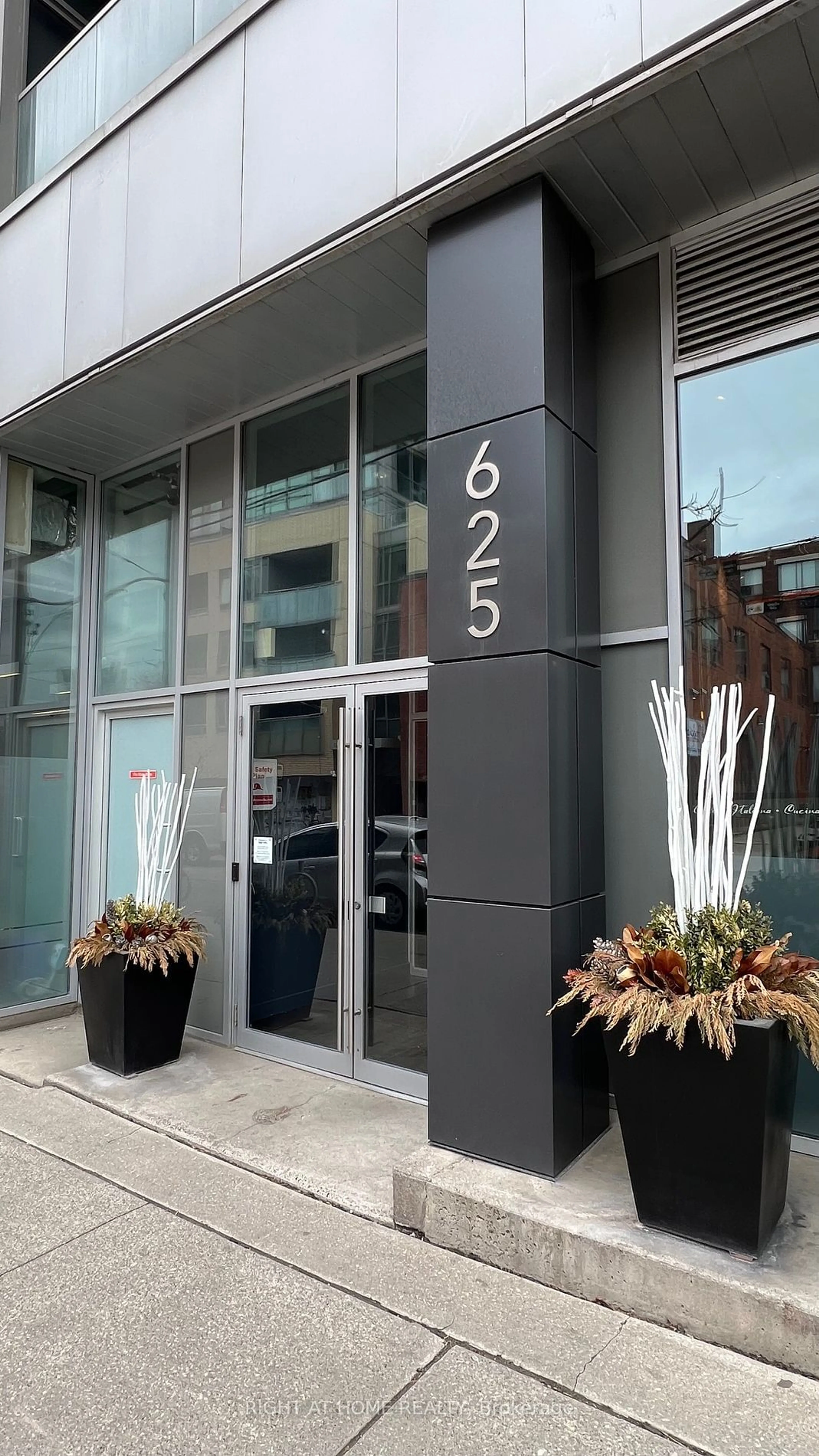 Indoor foyer for 625 Queen St #408, Toronto Ontario M4M 1G7