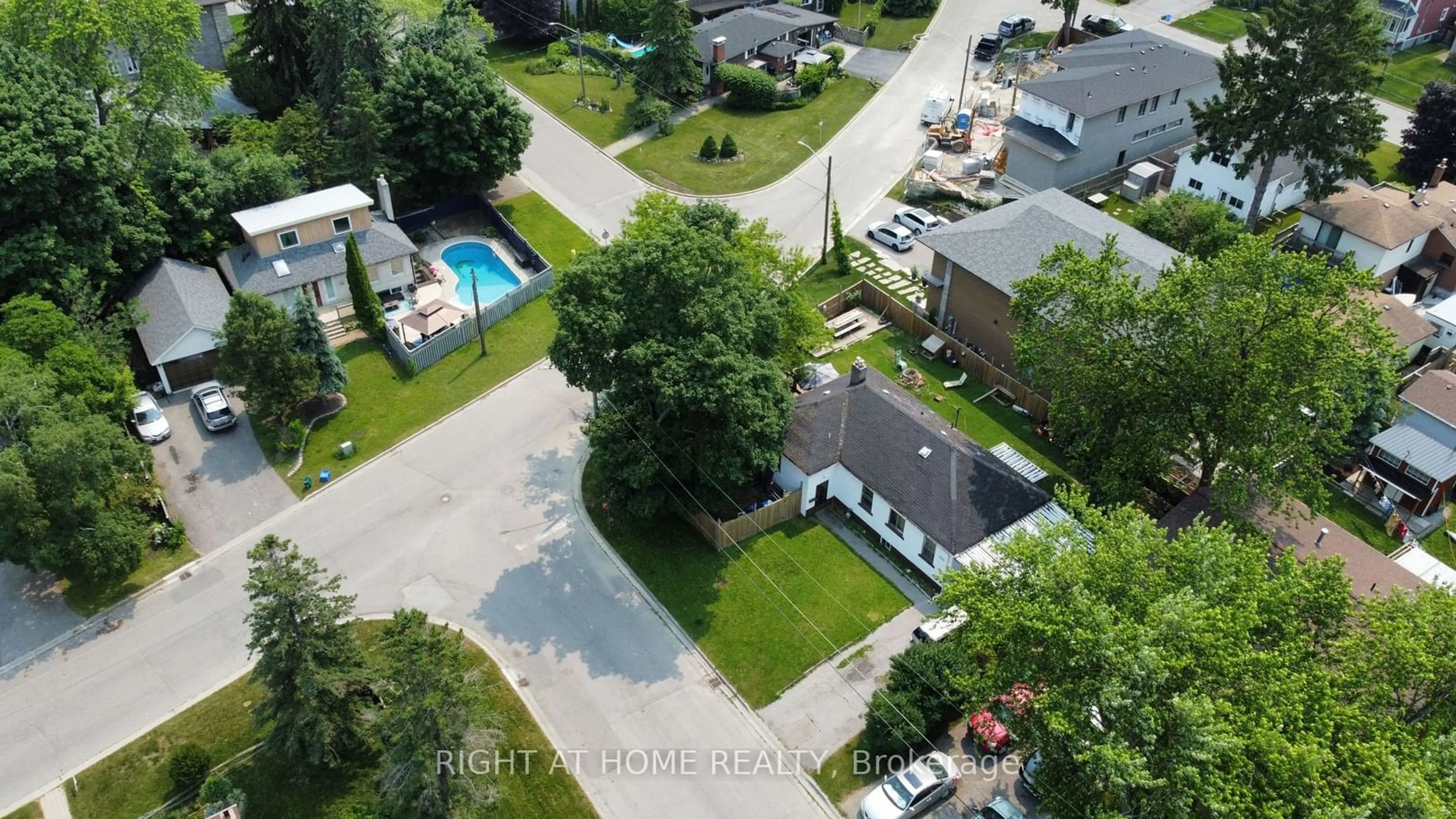 A pic from outside/outdoor area/front of a property/back of a property/a pic from drone, street for 668 Marksbury Rd, Pickering Ontario L1W 2T2