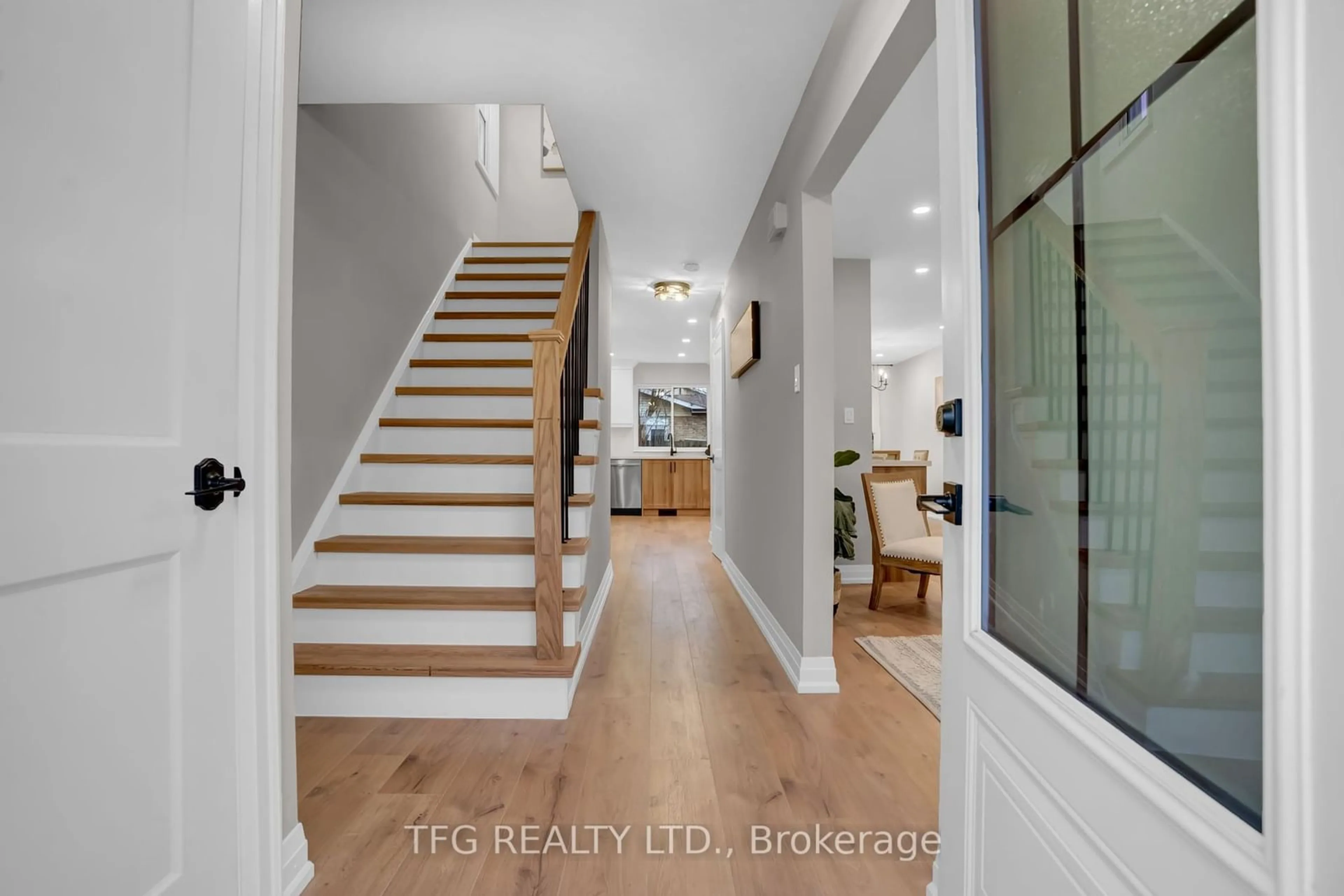 Indoor entryway for 1125 Venus Cres, Oshawa Ontario L1J 6E2