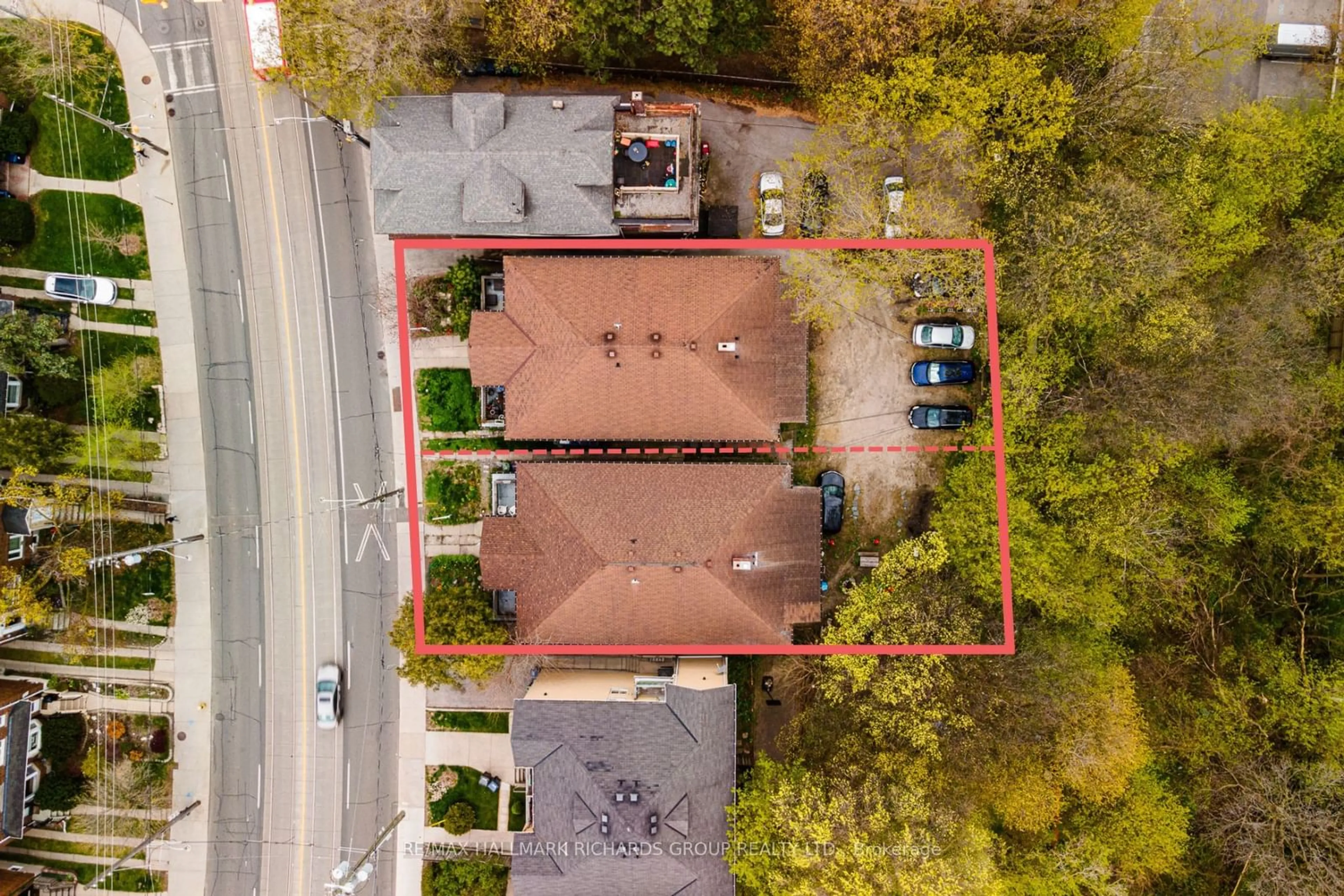 A pic from outside/outdoor area/front of a property/back of a property/a pic from drone, street for 558-562 Kingston Rd, Toronto Ontario M4E 1P9