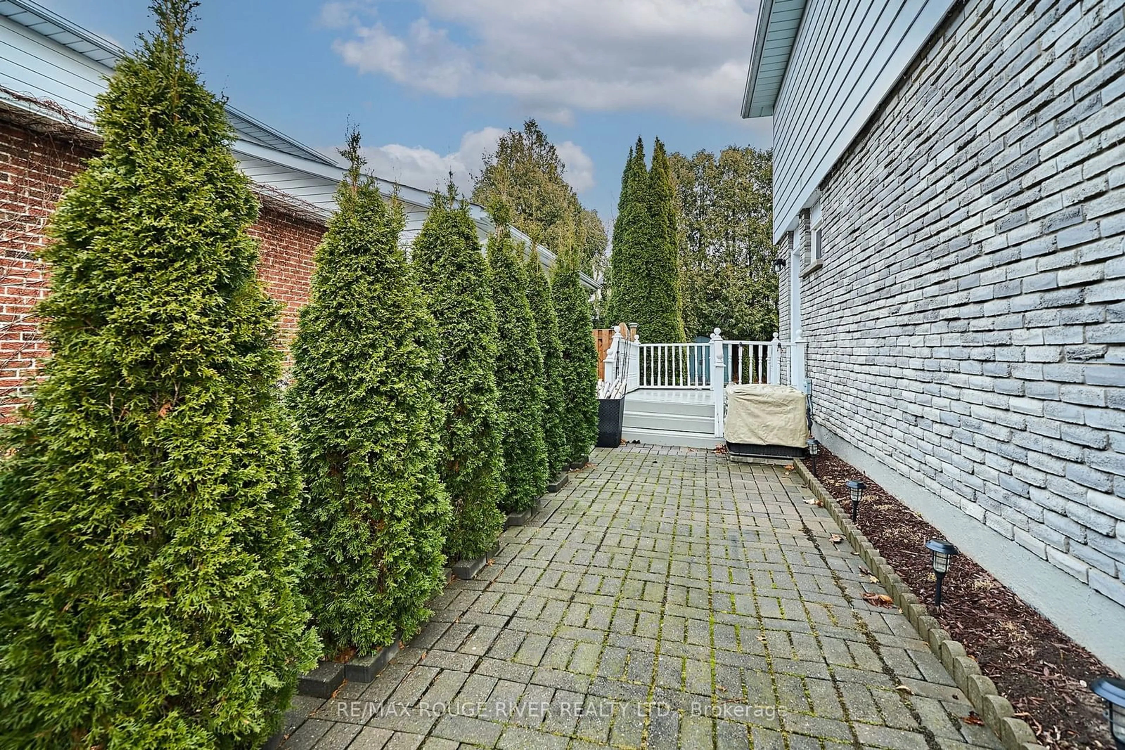 Patio, street for 463 Lanark Dr, Oshawa Ontario L1J 5W8