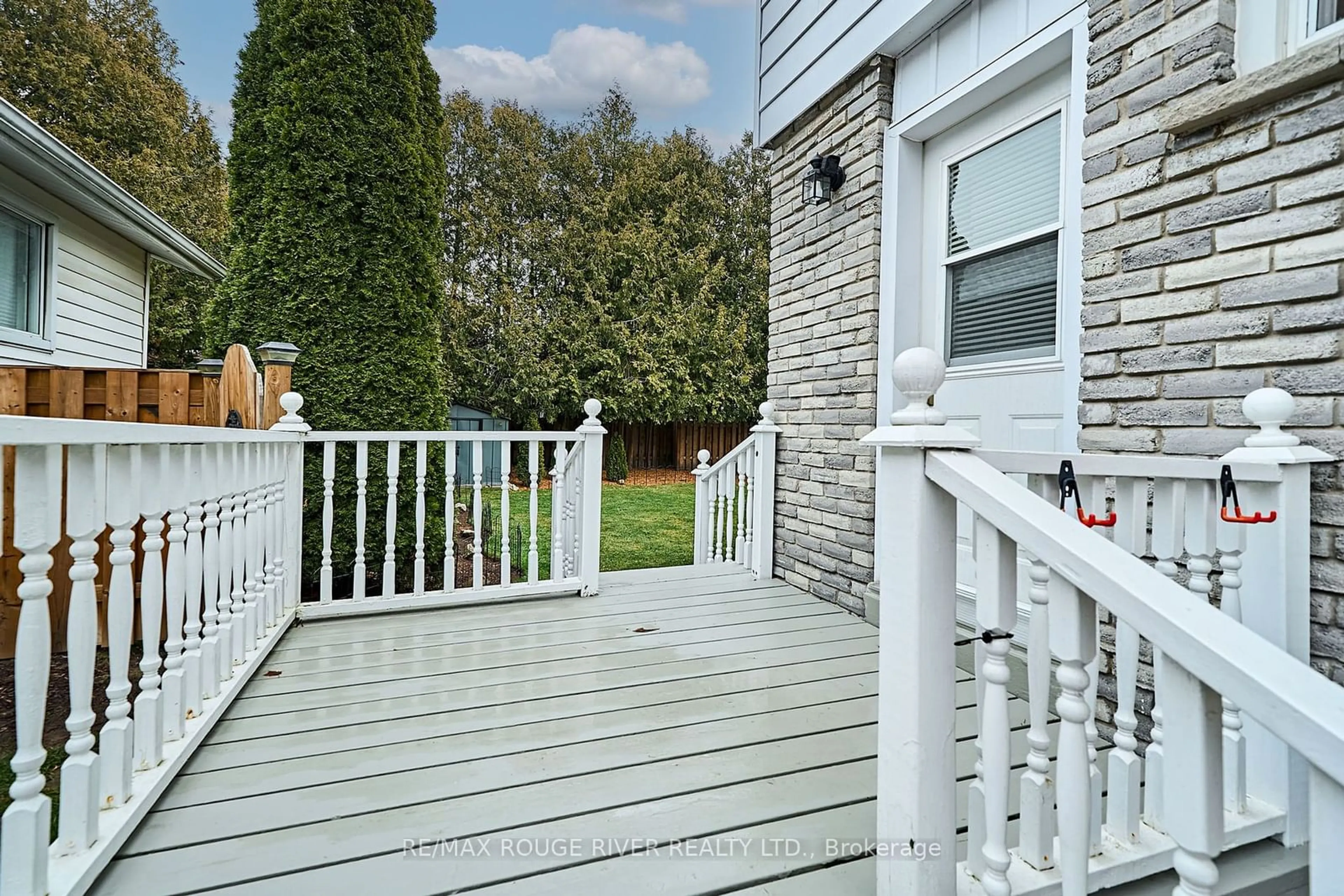 Patio, street for 463 Lanark Dr, Oshawa Ontario L1J 5W8