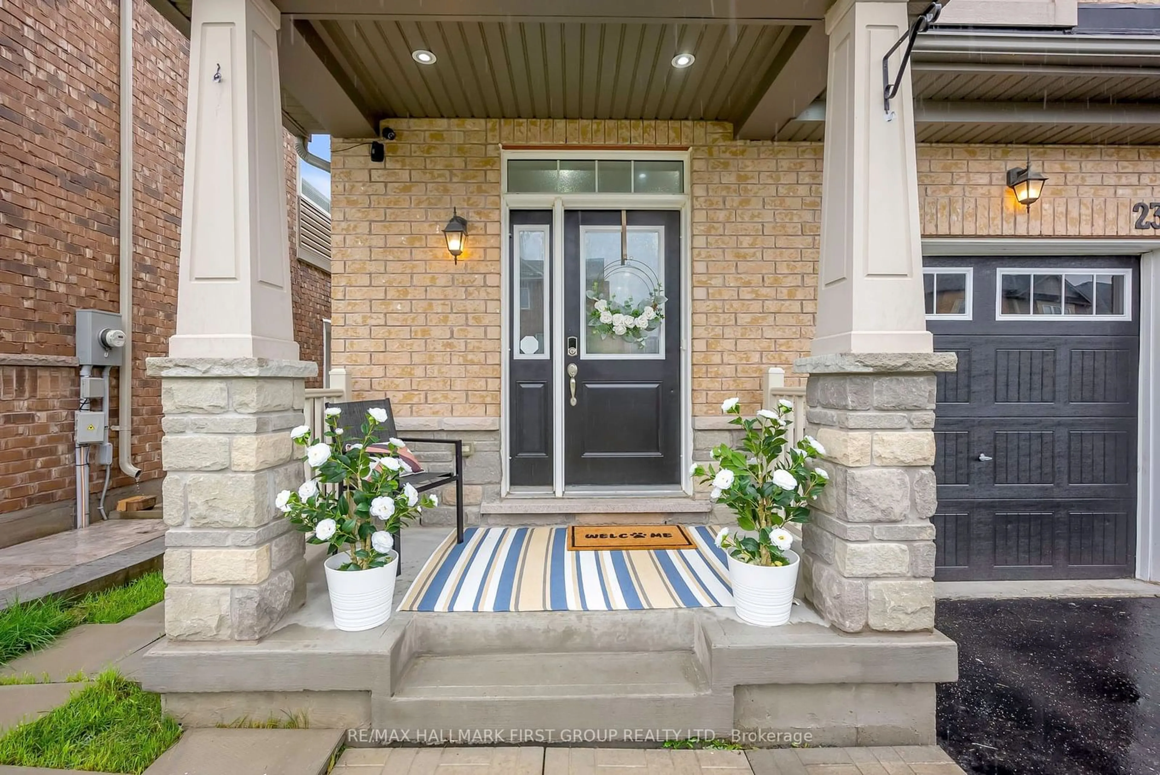 Indoor entryway for 2375 Dobbinton St, Oshawa Ontario L1L 0L4