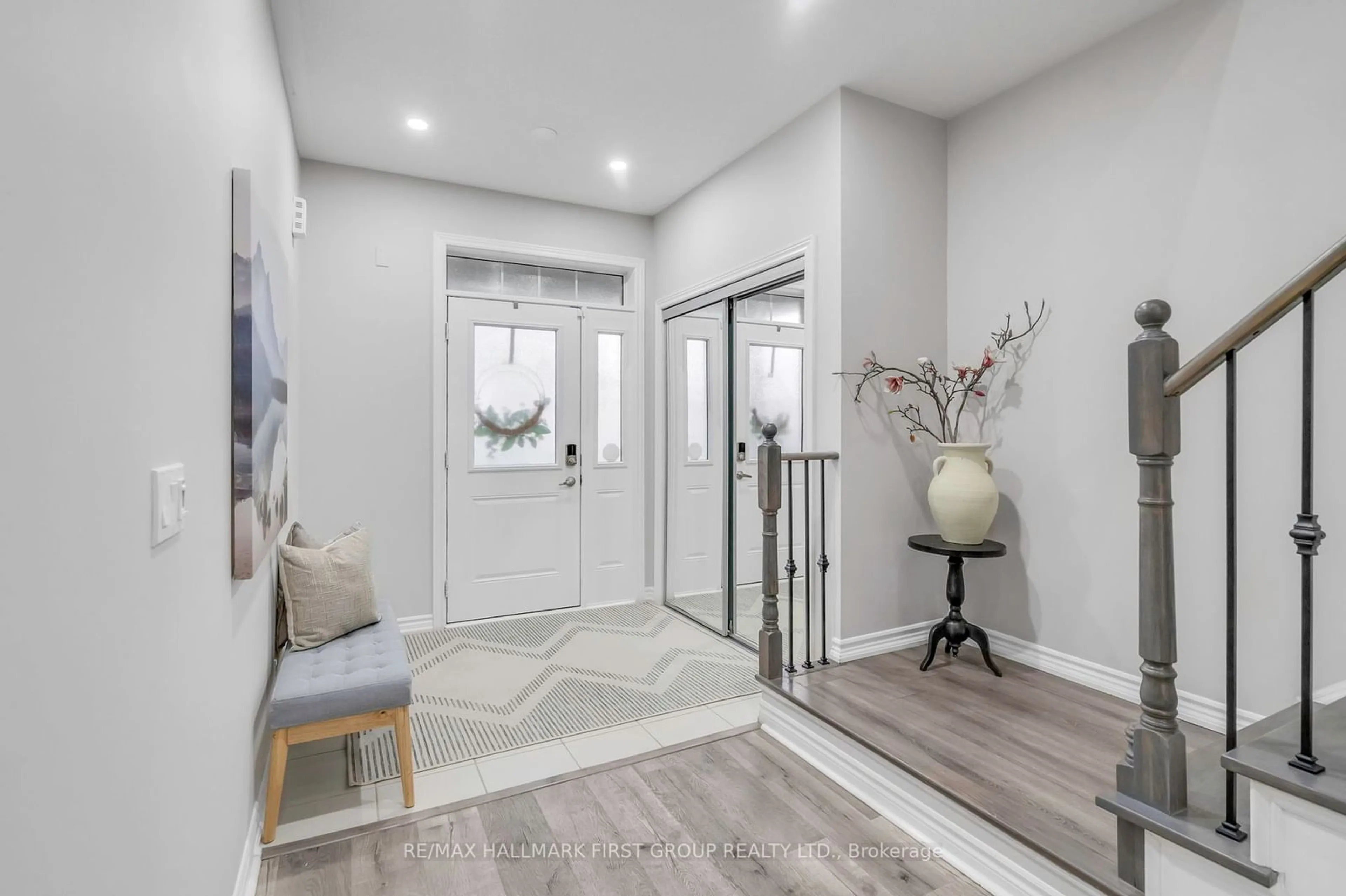 Indoor entryway for 2375 Dobbinton St, Oshawa Ontario L1L 0L4