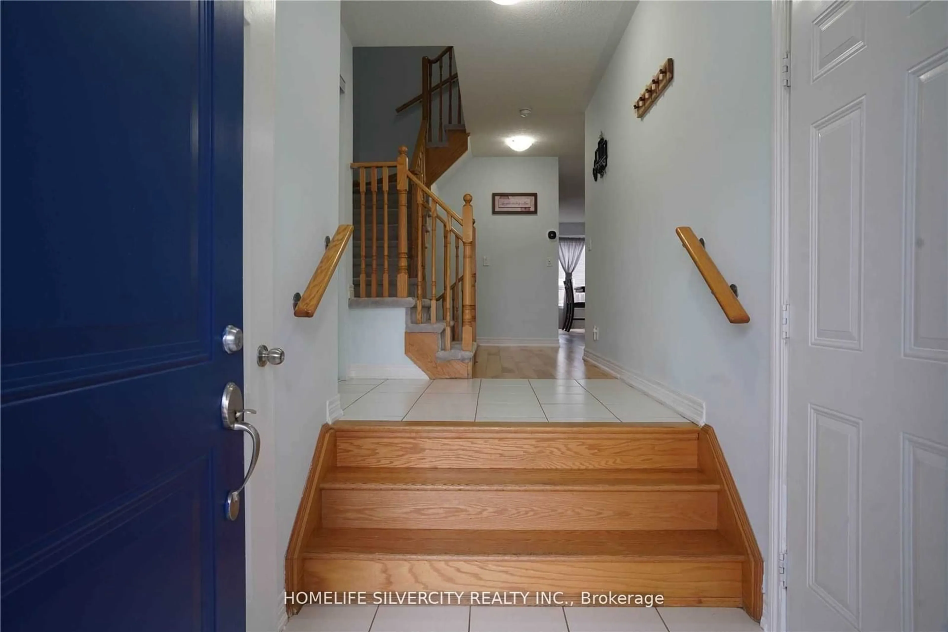 Indoor foyer for 2350 Steeplechase St, Oshawa Ontario L1L 0E5