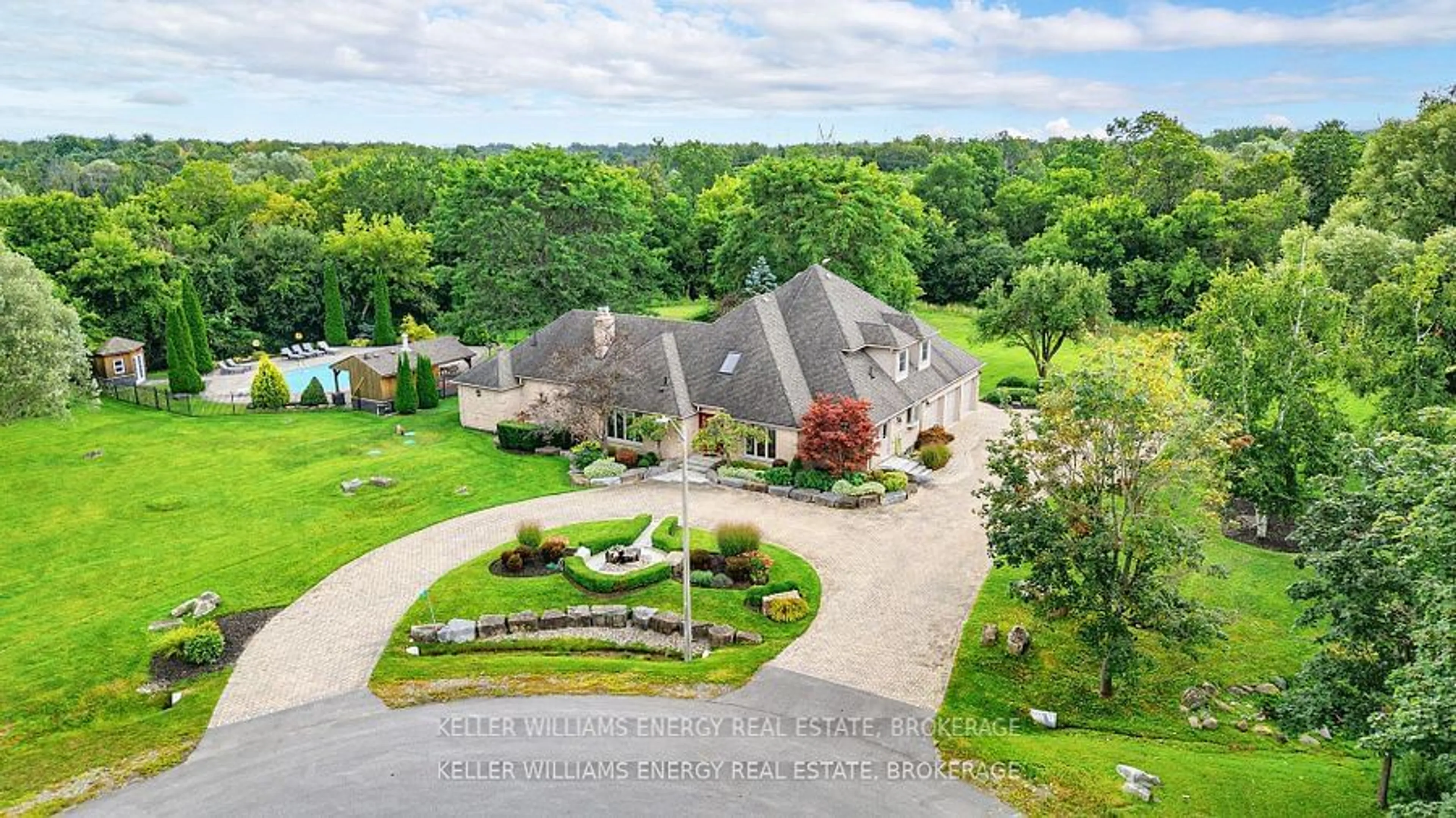 A pic from outside/outdoor area/front of a property/back of a property/a pic from drone, unknown for 5 McNamara Crt, Ajax Ontario L1T 4W6