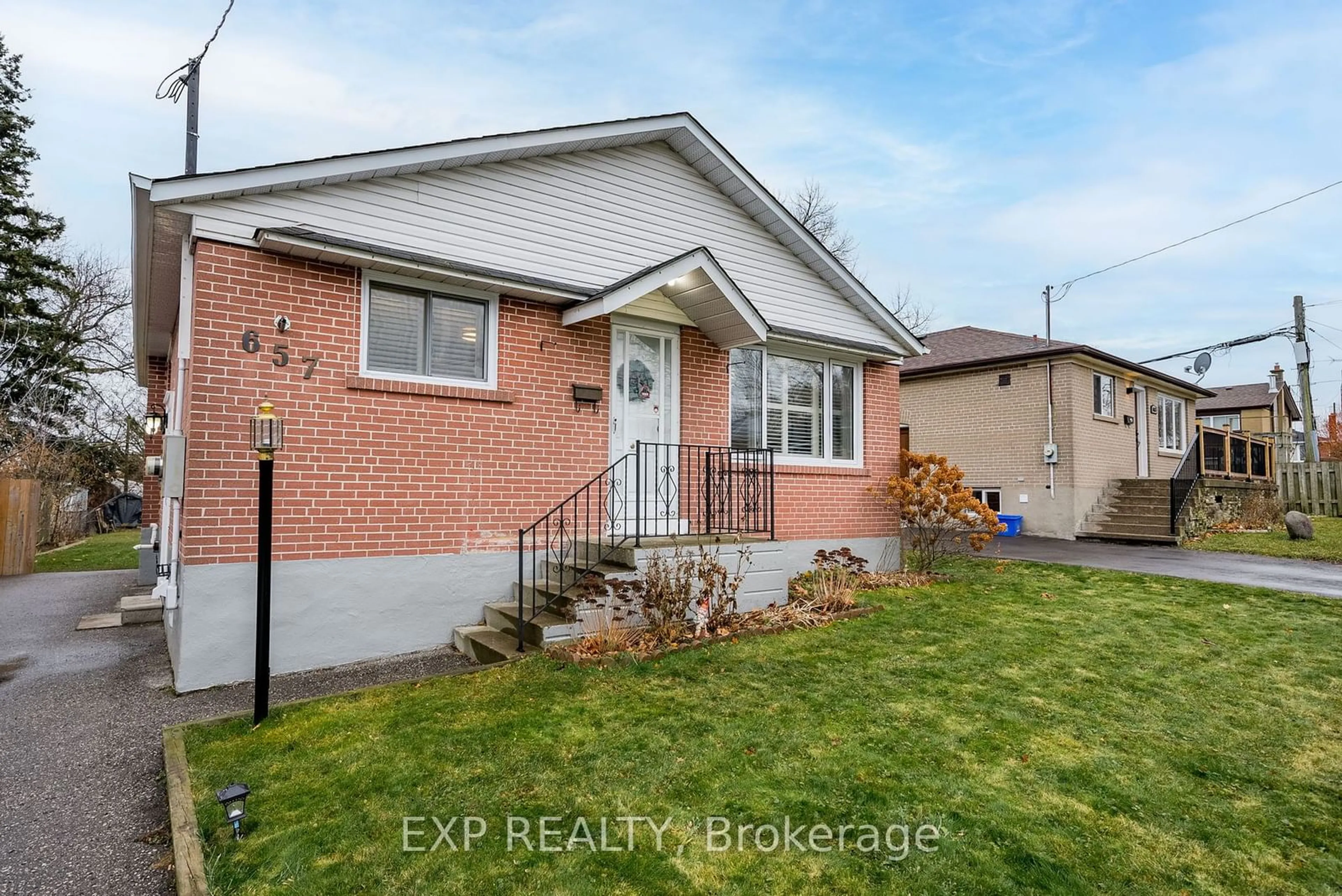 Home with brick exterior material, street for 657 Lakeview Ave, Oshawa Ontario L1J 1B2