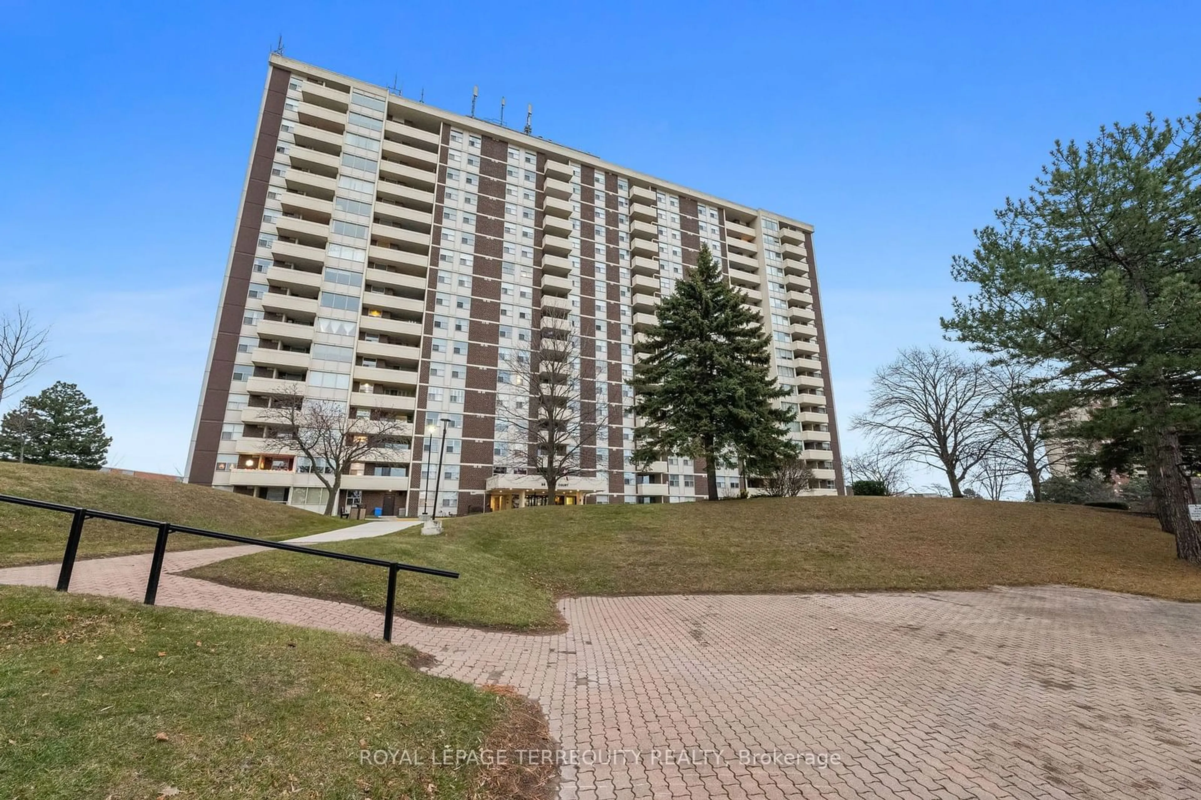 Patio, street for 66 Falby Crt #304, Ajax Ontario L1S 3L2