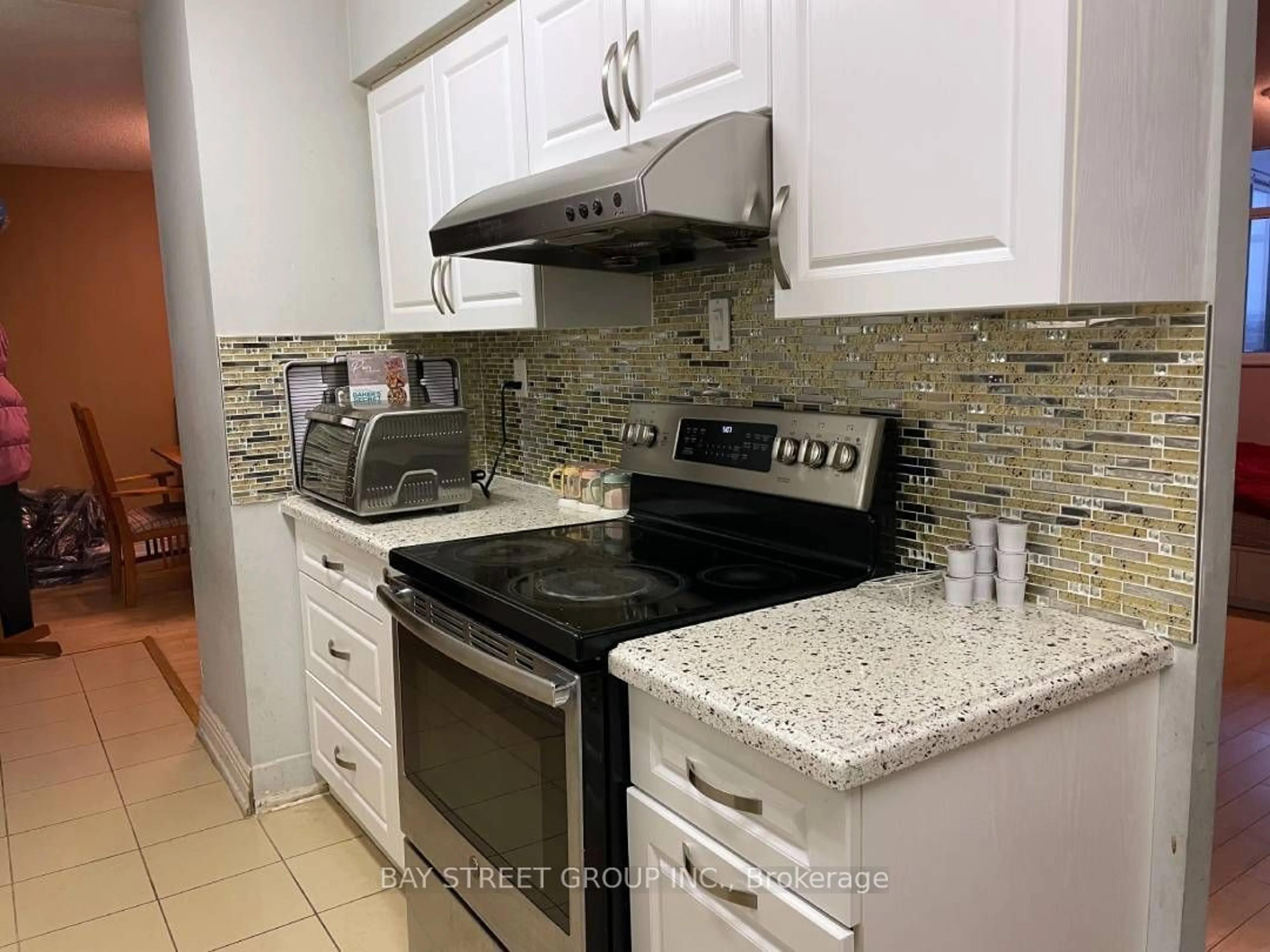 Standard kitchen, ceramic/tile floor for 2050 Bridletowne Circ #Ph10, Toronto Ontario M1W 2V5