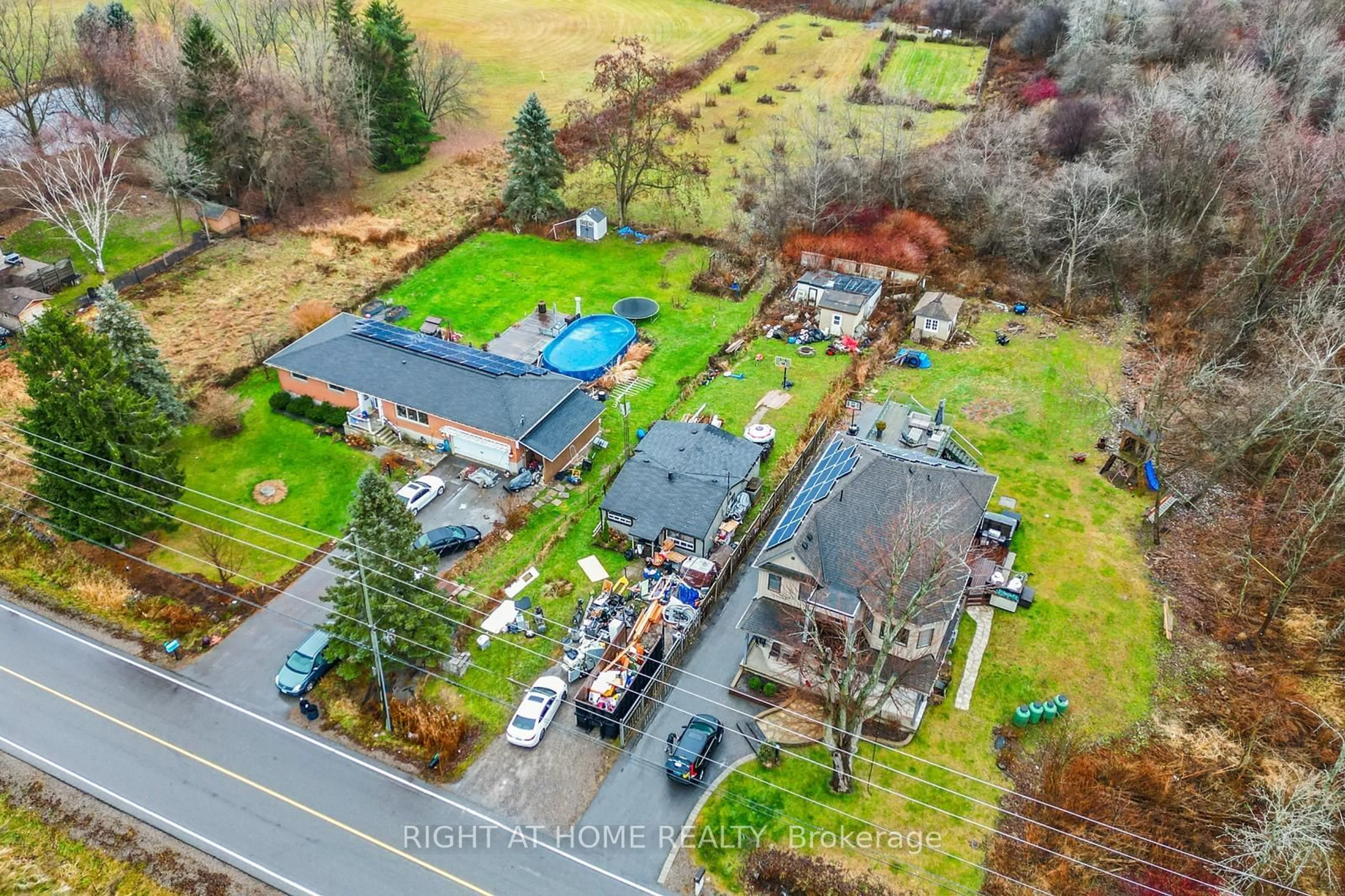 A pic from outside/outdoor area/front of a property/back of a property/a pic from drone, street for 51 Range Rd, Ajax Ontario L1Z 1X2