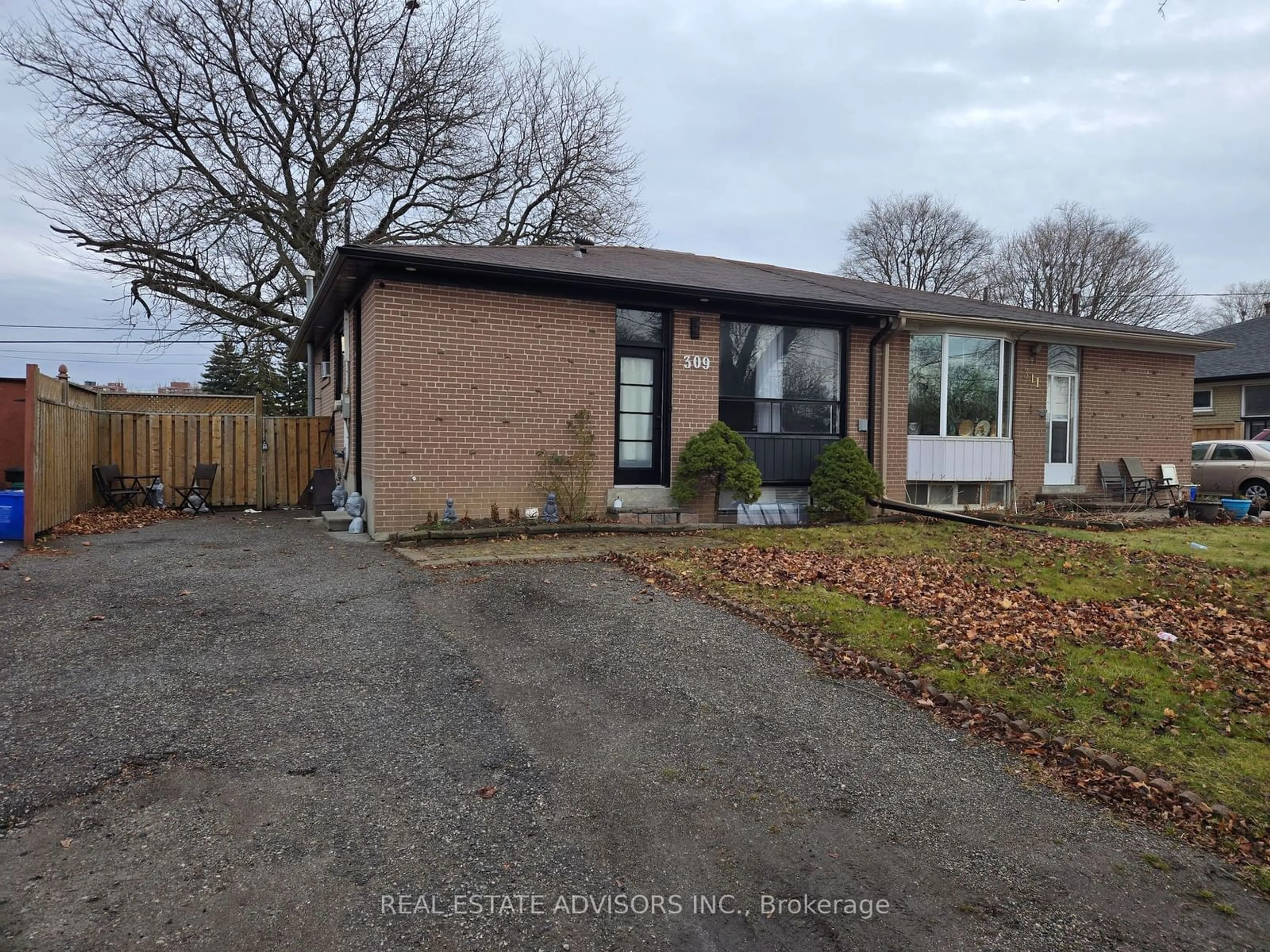 A pic from outside/outdoor area/front of a property/back of a property/a pic from drone, street for 309 Rosedale Dr, Whitby Ontario L1N 1Z2