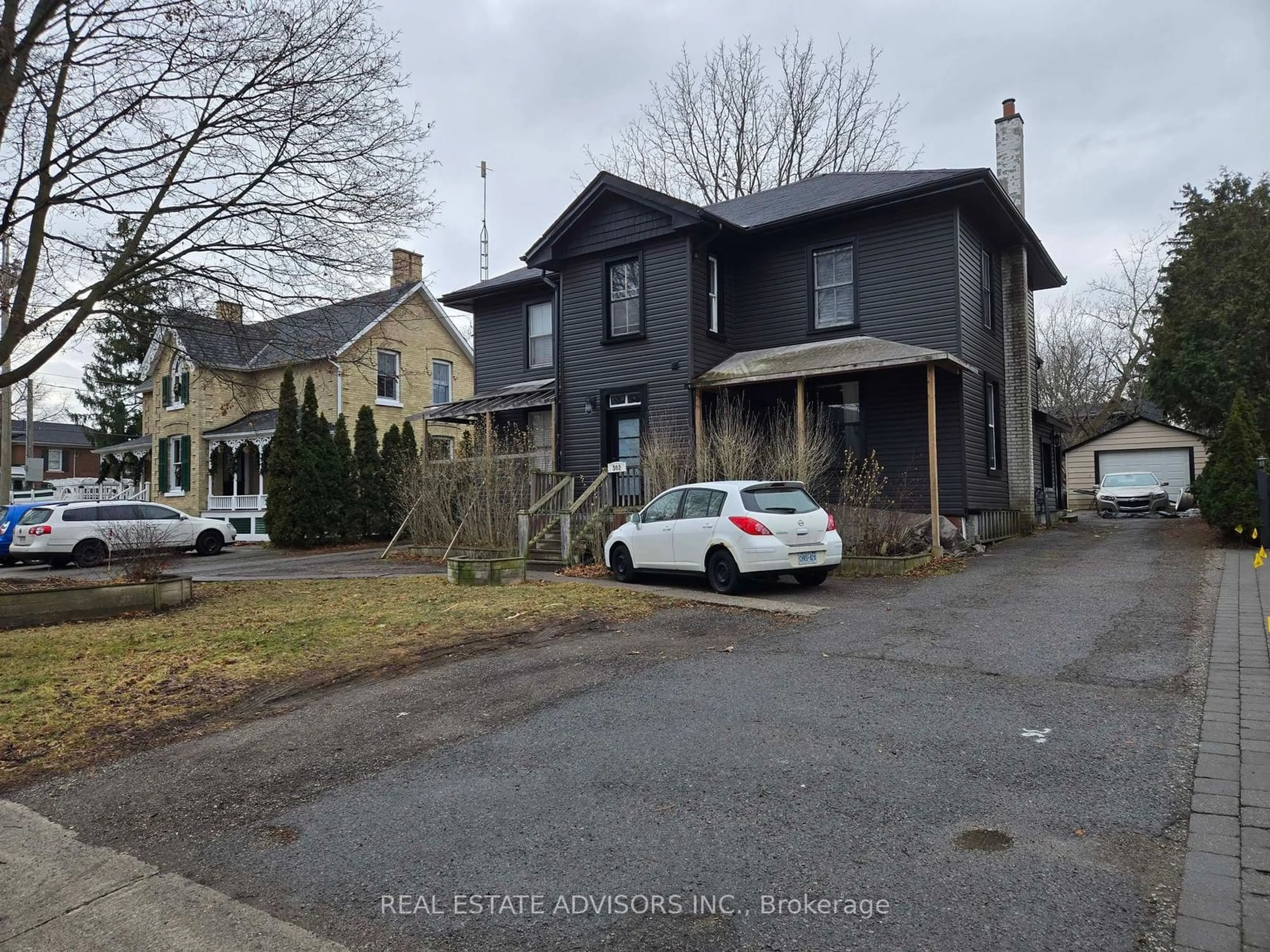 A pic from outside/outdoor area/front of a property/back of a property/a pic from drone, street for 302 Byron St, Whitby Ontario L1N 4N3