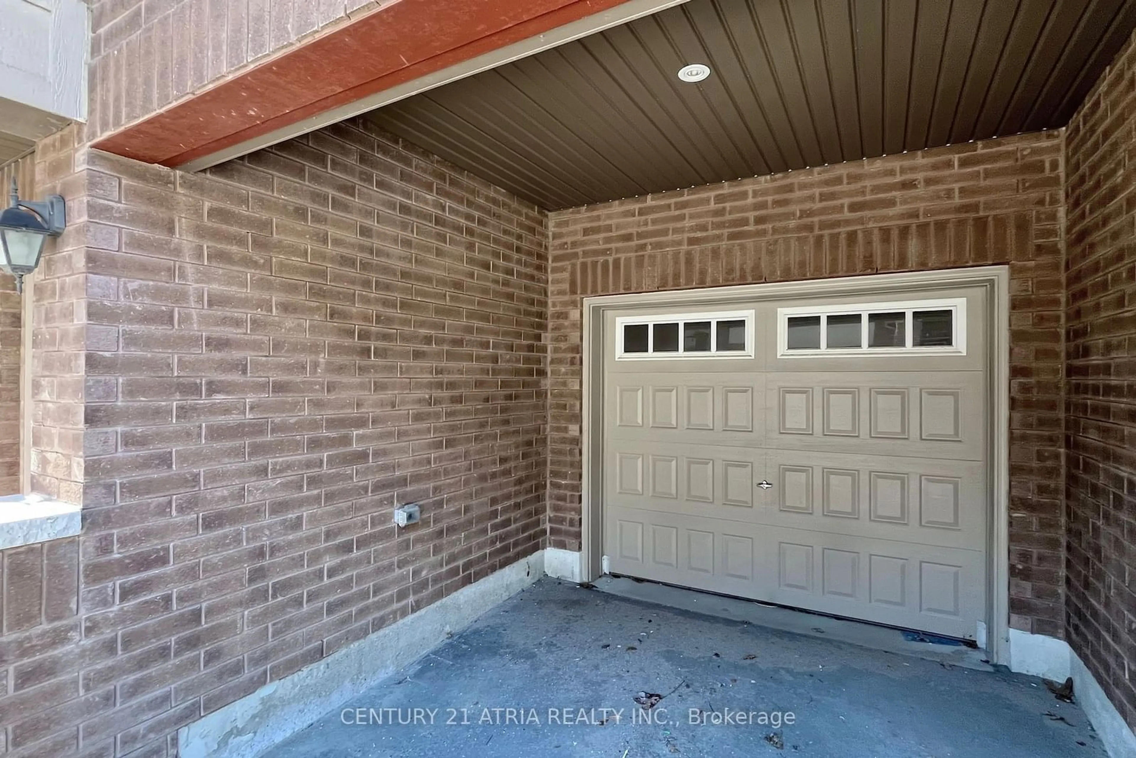 Indoor garage for 2620 Deputy Minister Path, Oshawa Ontario L1L 0M7