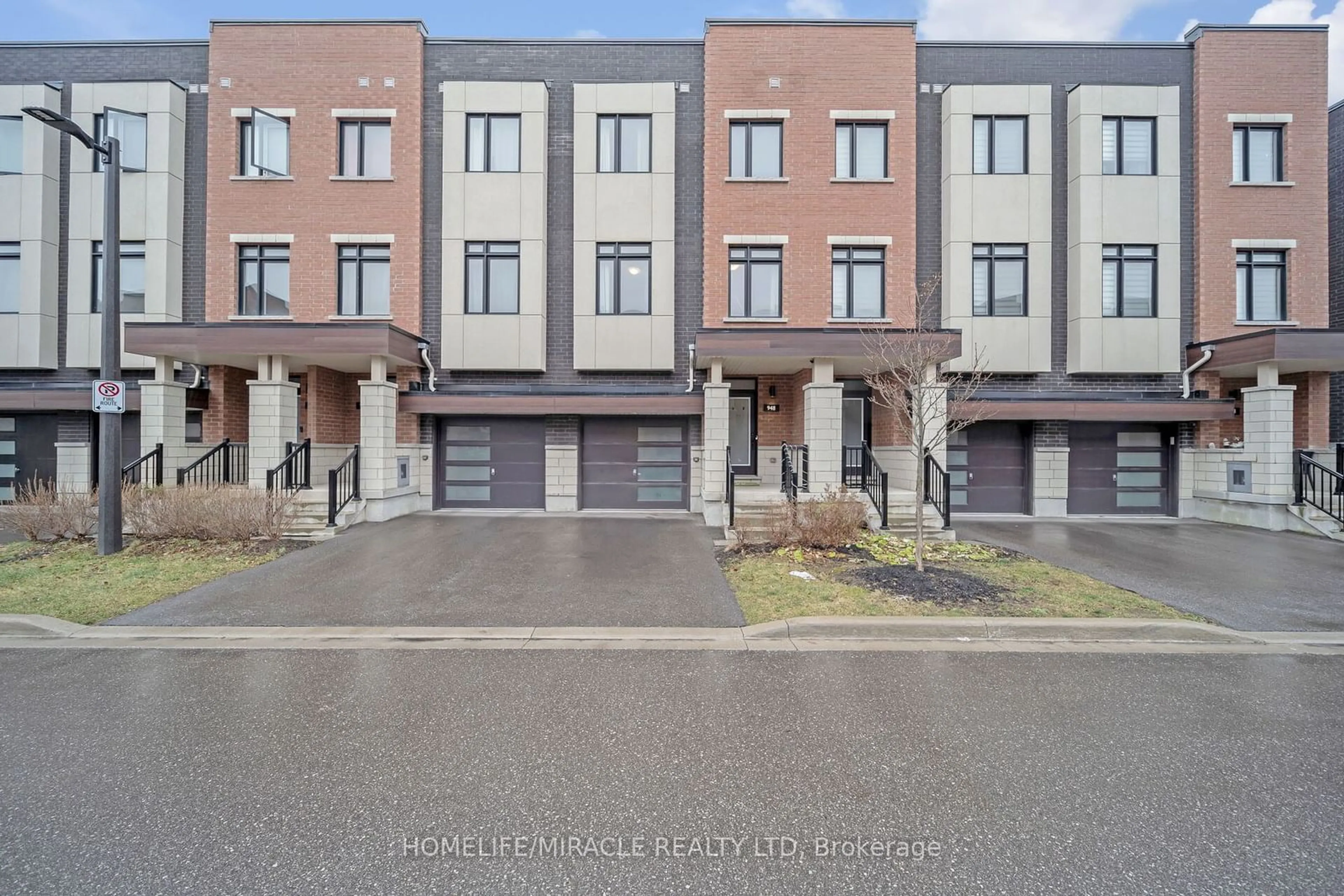 A pic from outside/outdoor area/front of a property/back of a property/a pic from drone, street for 948 kicking horse Path, Oshawa Ontario L1J 0B4