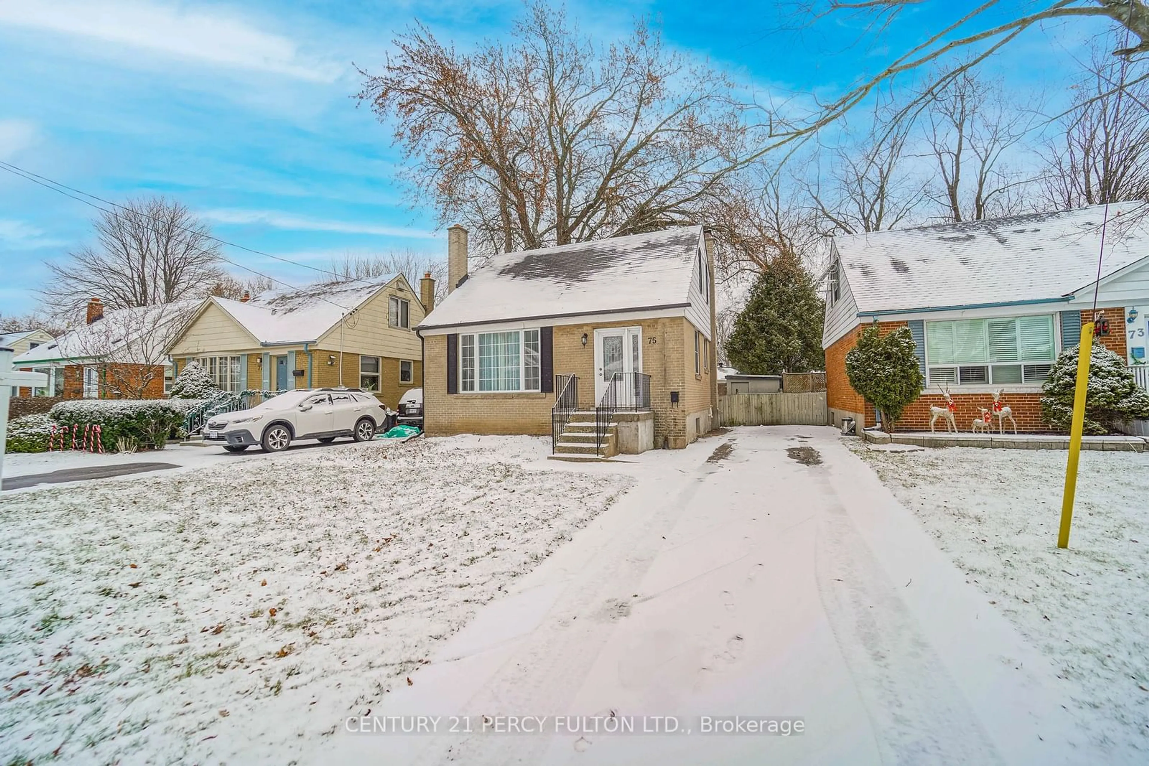 A pic from outside/outdoor area/front of a property/back of a property/a pic from drone, street for 75 Miramar Cres, Toronto Ontario M1J 1R5