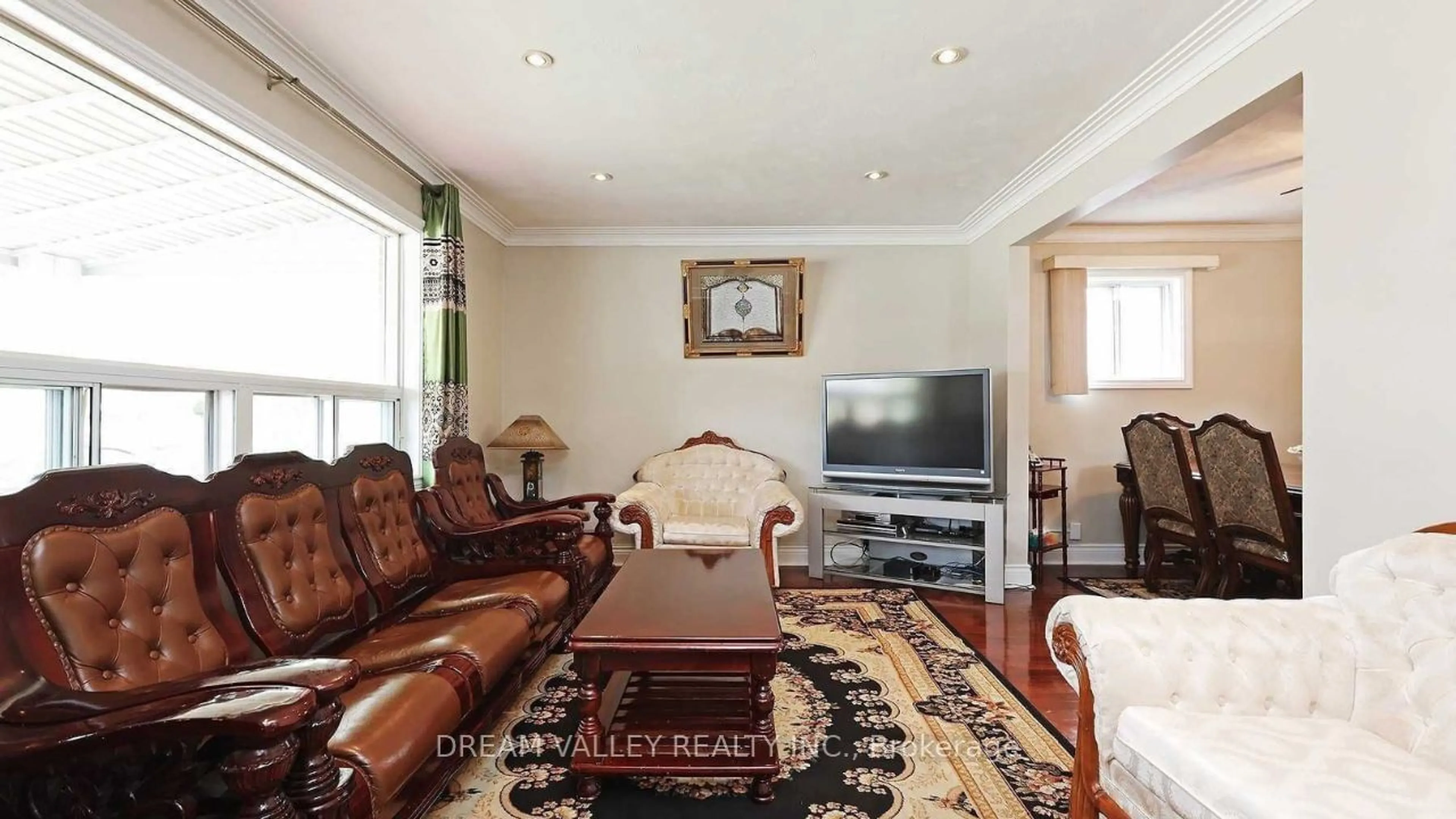 Living room with furniture, unknown for 55 Colonial Ave, Toronto Ontario M1M 2C4