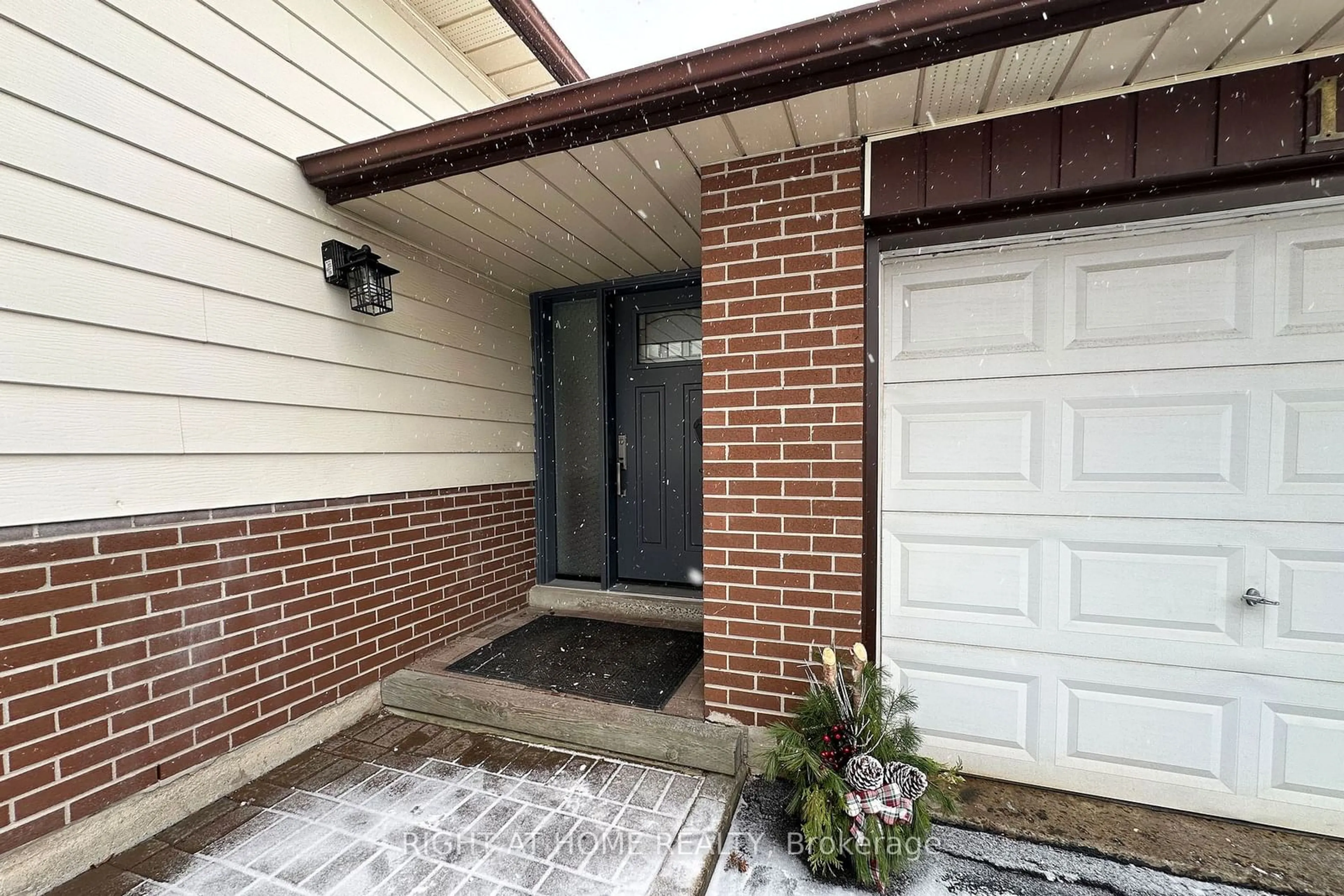 Unknown for 11 Flemington Crt, Whitby Ontario L1N 5X1