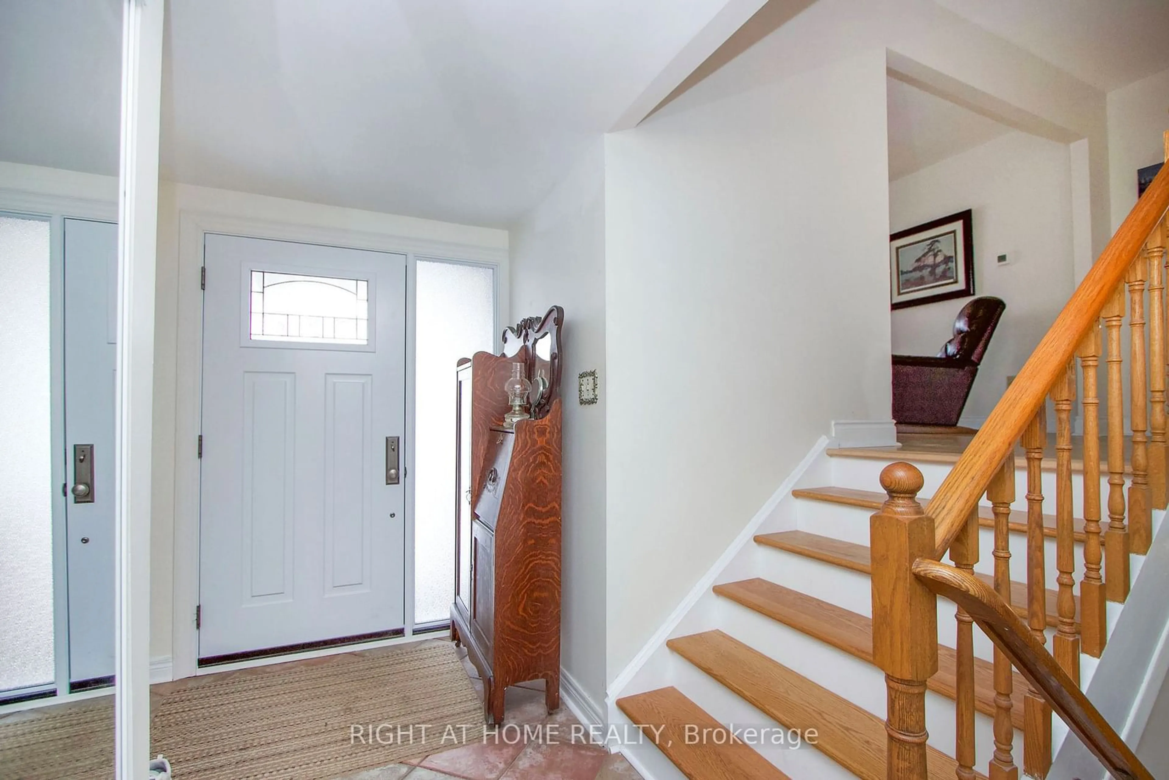 Indoor entryway for 11 Flemington Crt, Whitby Ontario L1N 5X1