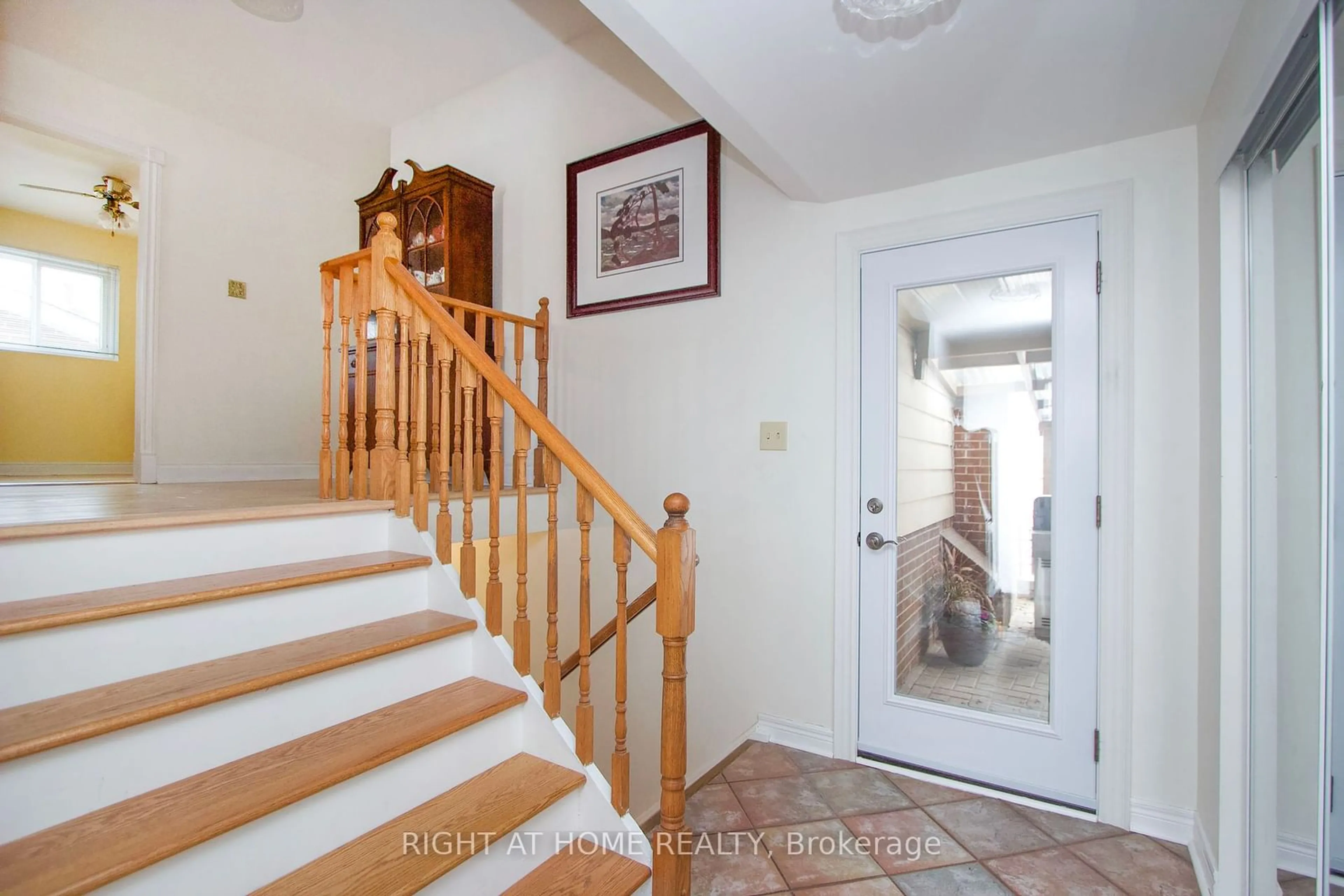 Indoor entryway for 11 Flemington Crt, Whitby Ontario L1N 5X1