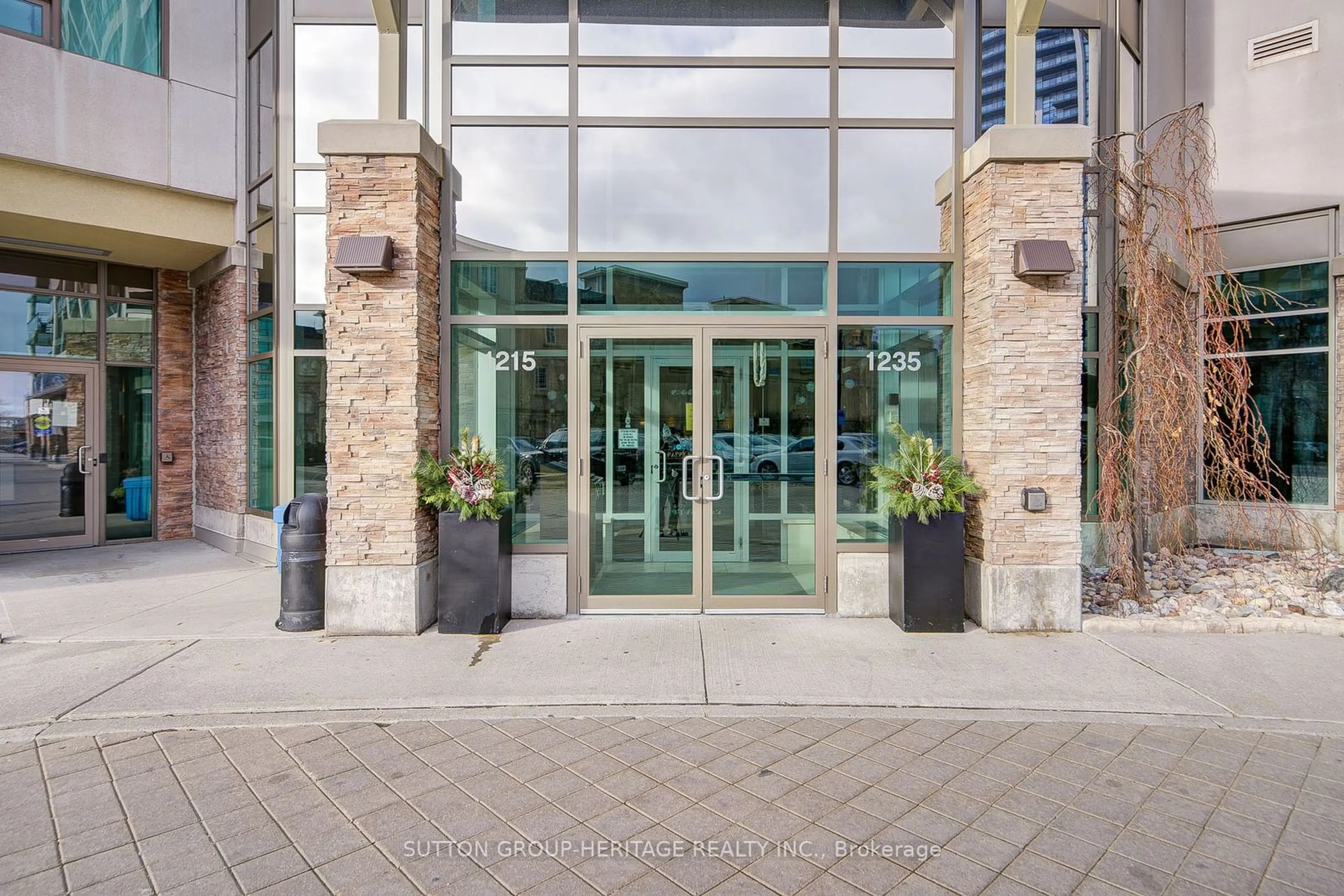 Indoor foyer for 1215 Bayly St #606, Pickering Ontario L1W 1L7