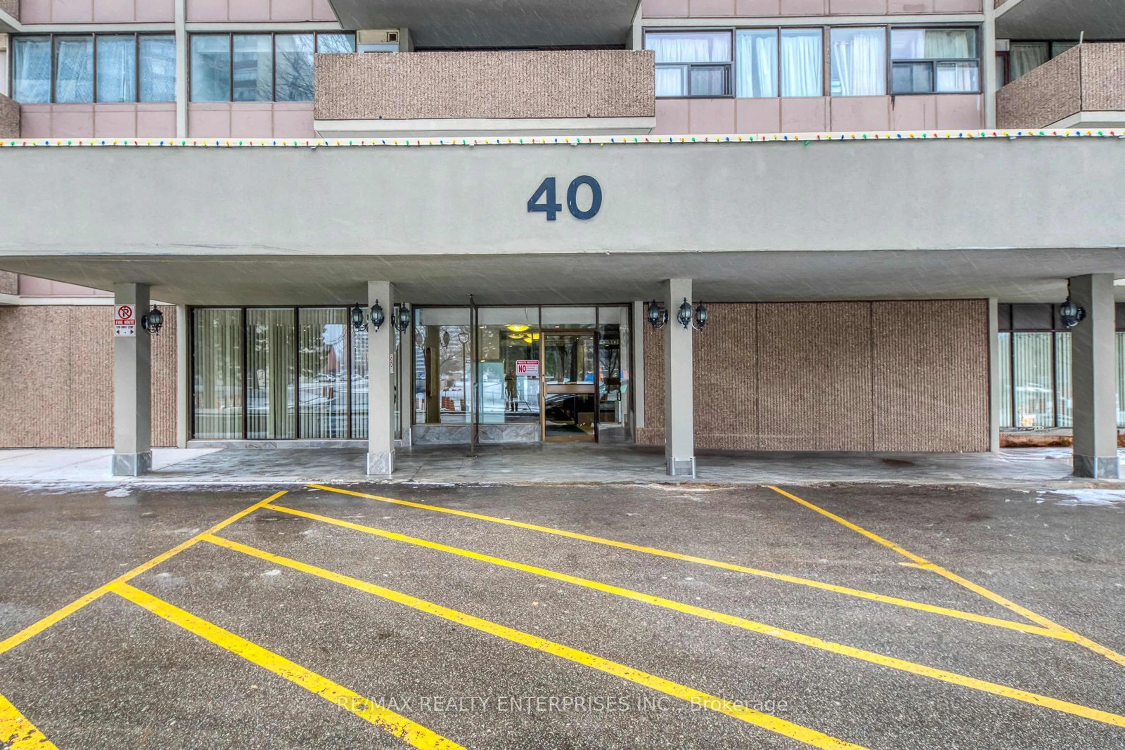 Indoor foyer for 40 Bay Mills Blvd #301, Toronto Ontario M1T 3P5