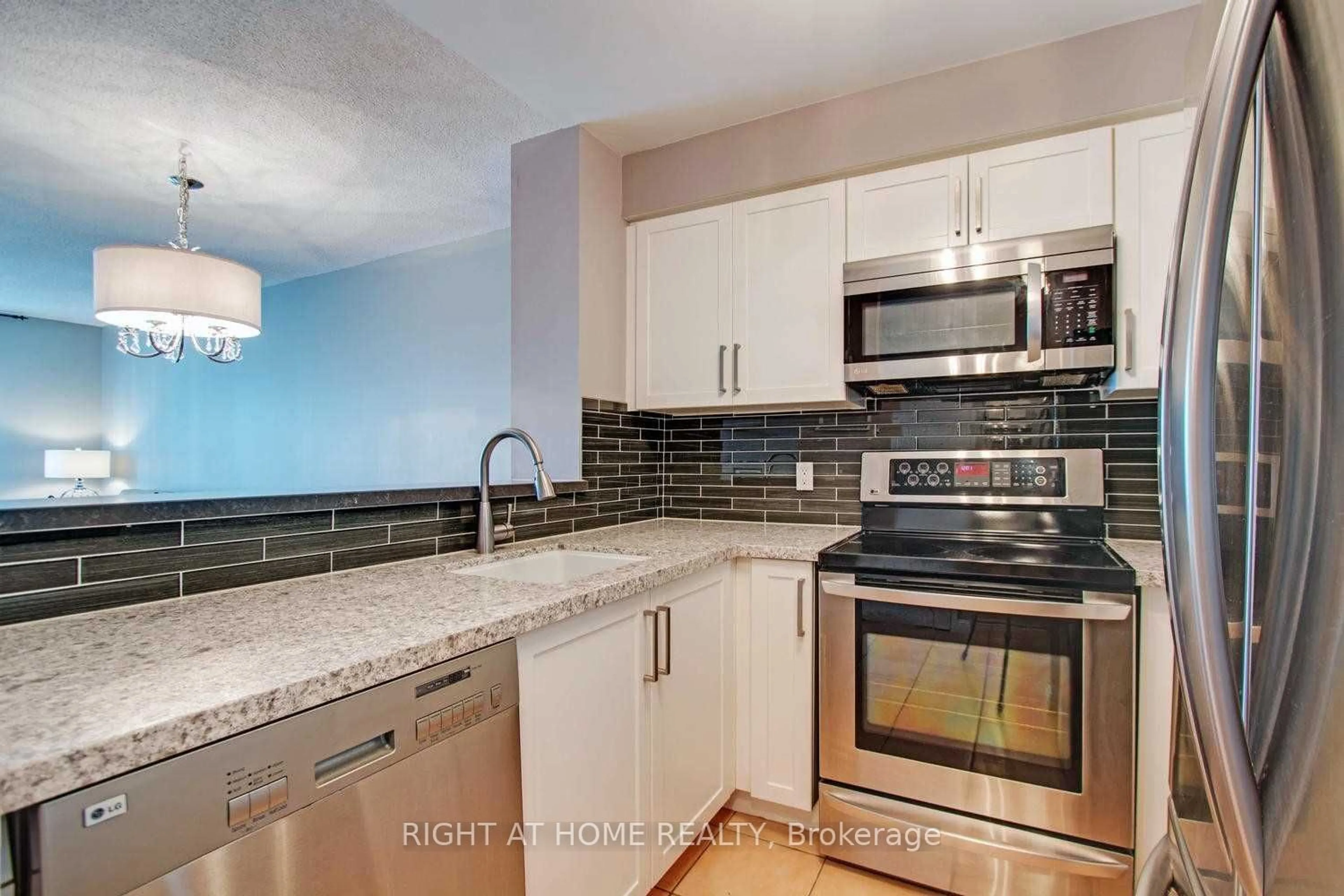 Standard kitchen, ceramic/tile floor for 11 Lee Centre Dr #1915, Toronto Ontario M1H 3J5