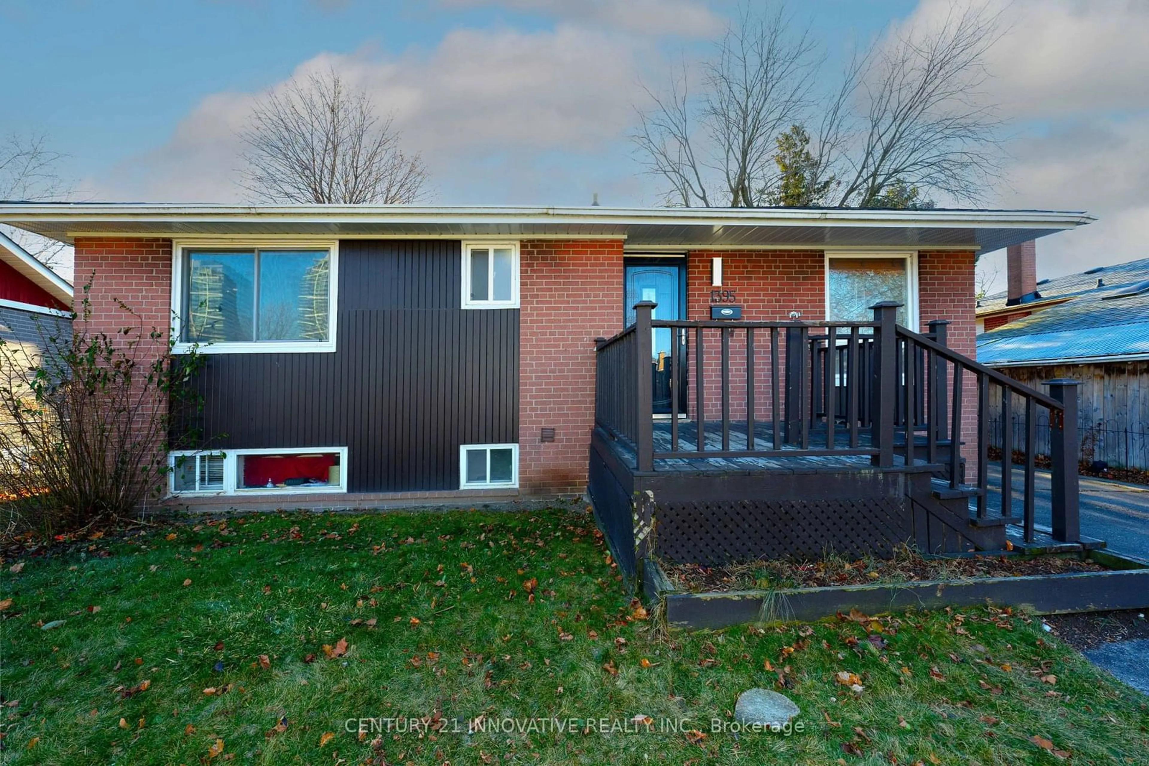 A pic from outside/outdoor area/front of a property/back of a property/a pic from drone, street for 1395 Fordon Ave, Pickering Ontario L1W 1K1