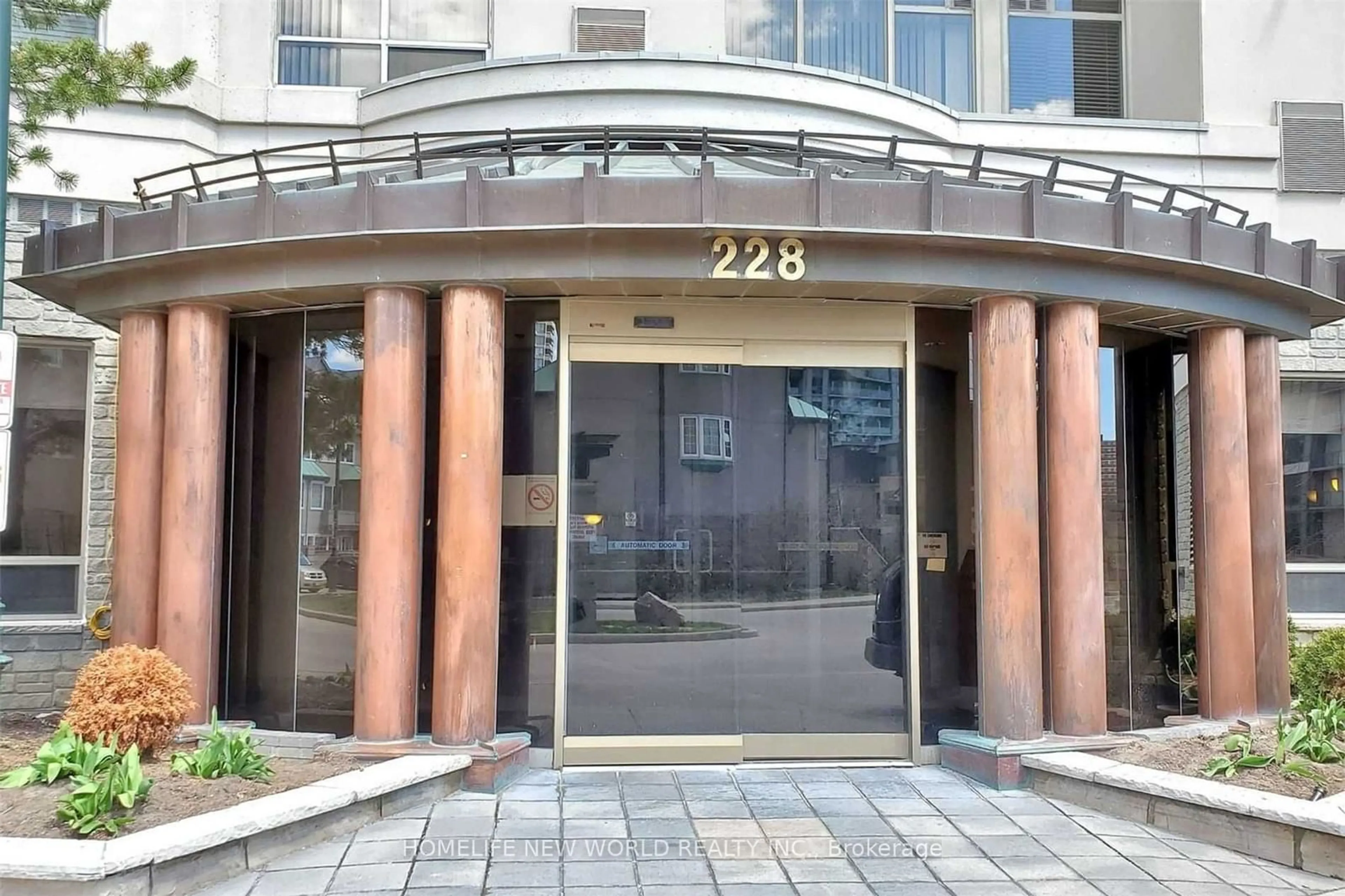 Indoor foyer for 228 Bonis Ave #207, Toronto Ontario M1T 3W4