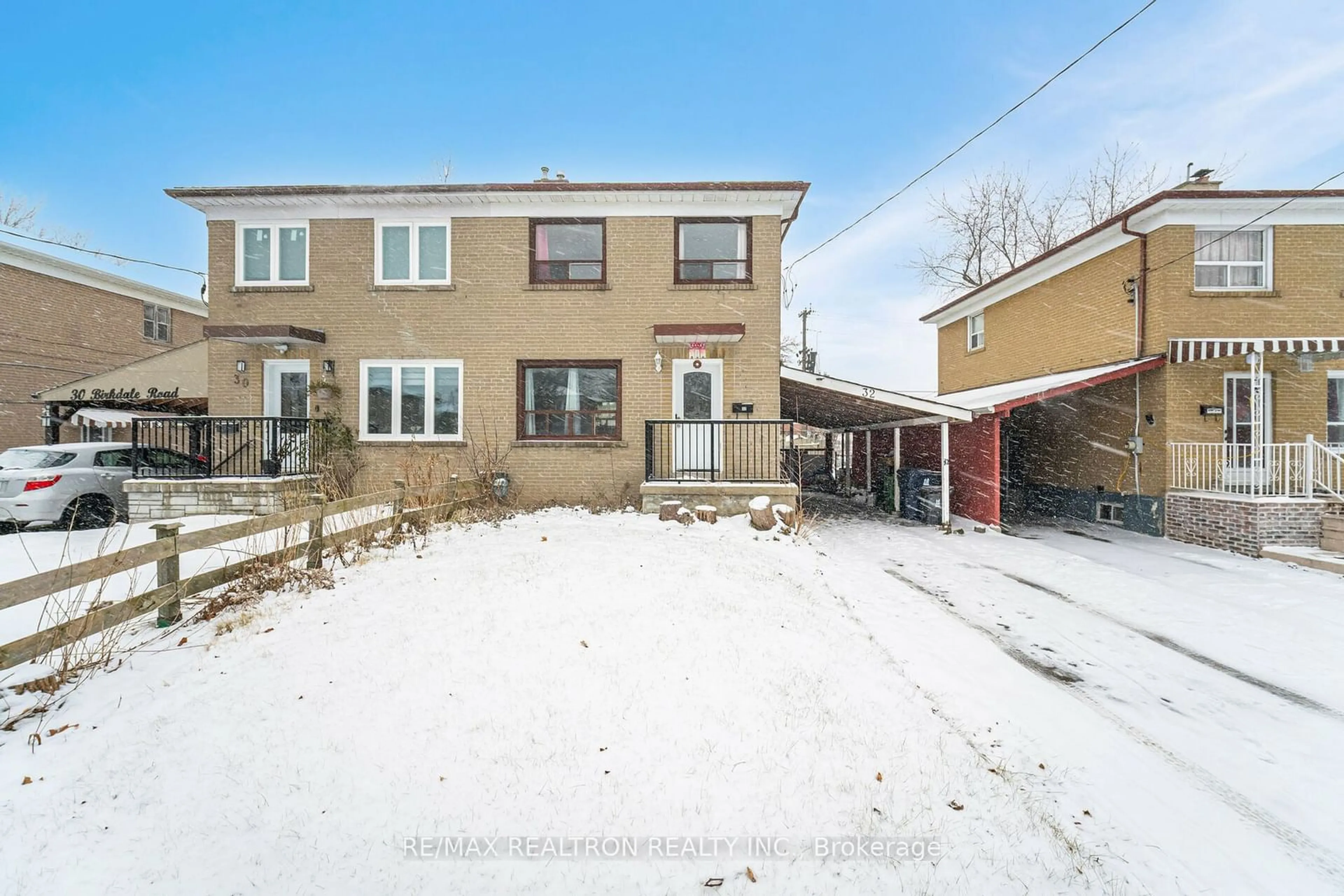 A pic from outside/outdoor area/front of a property/back of a property/a pic from drone, street for 32 Birkdale Rd, Toronto Ontario M1P 3R4