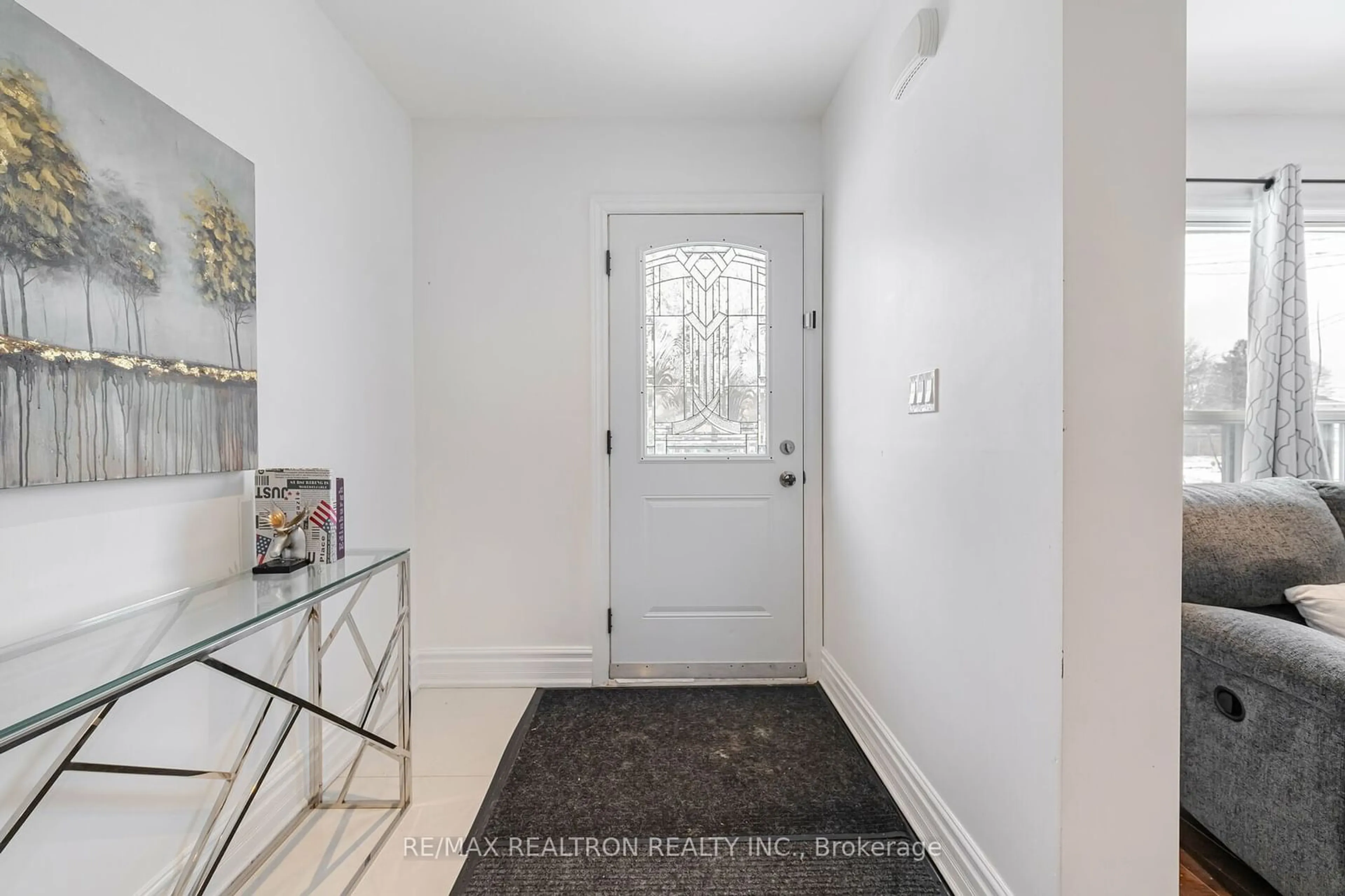 Indoor entryway for 32 Birkdale Rd, Toronto Ontario M1P 3R4