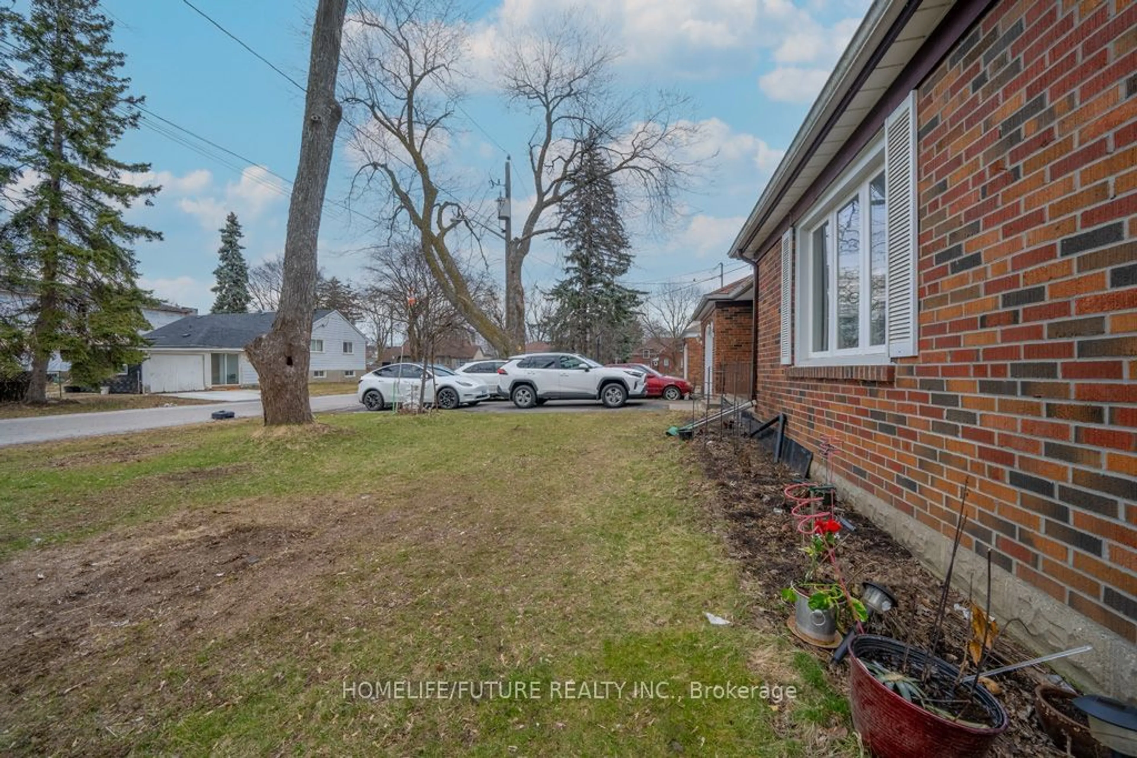 A pic from outside/outdoor area/front of a property/back of a property/a pic from drone, street for 52 Lamont Ave, Toronto Ontario M1S 1A9