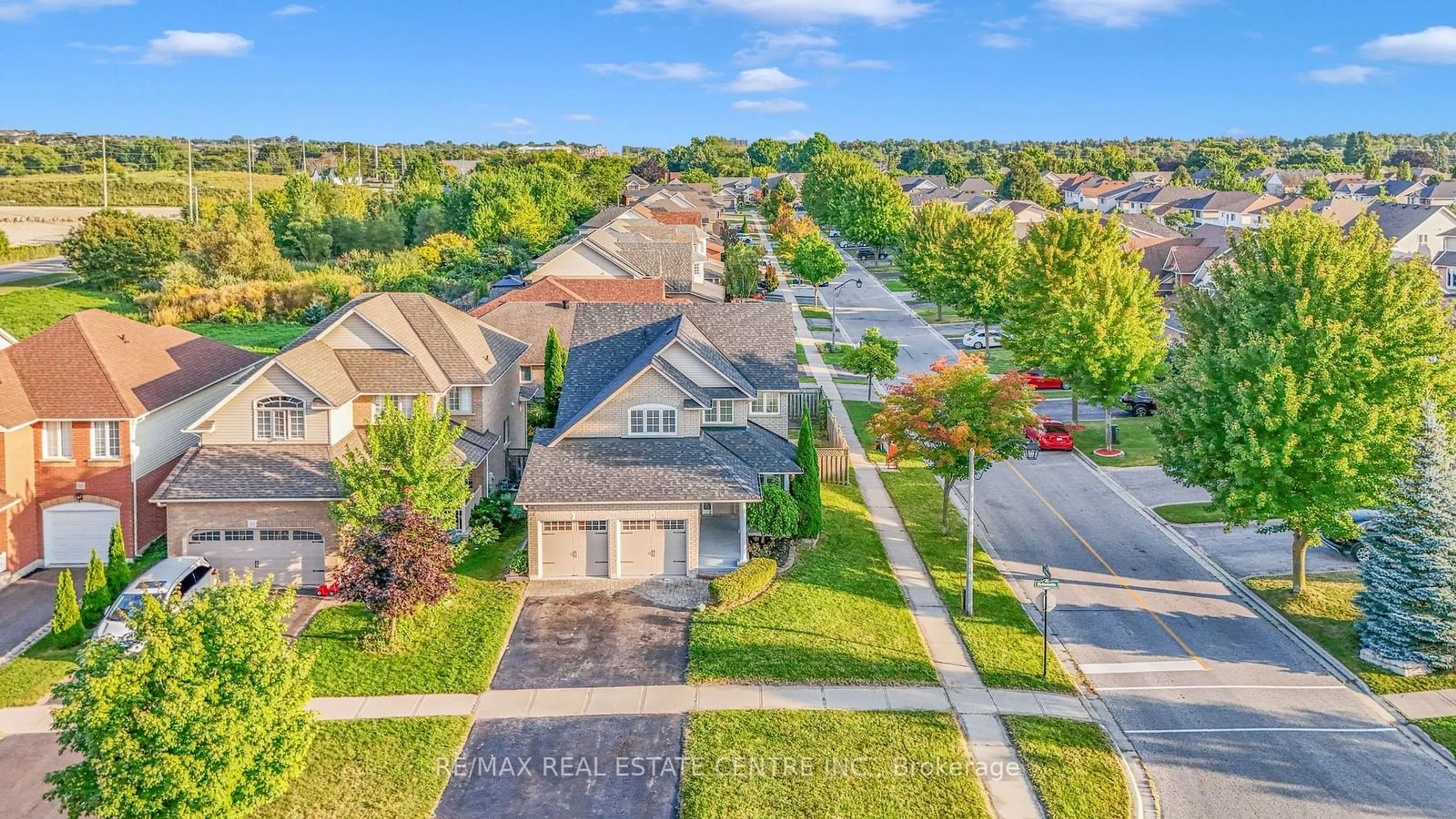 A pic from outside/outdoor area/front of a property/back of a property/a pic from drone, street for 513 Britannia Ave, Oshawa Ontario L1L 1B8